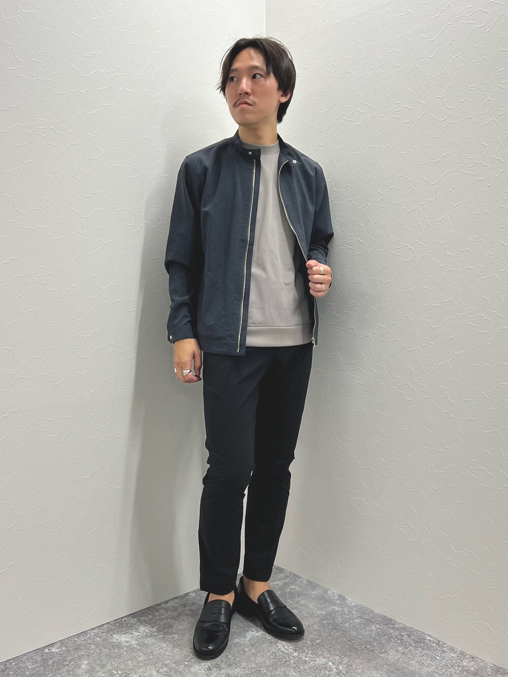 ブルー系のブルゾン、ベージュ系のTシャツ/カットソー、ブラック系のその他パンツを着用したメンズの夏コーディネートの3枚目の写真