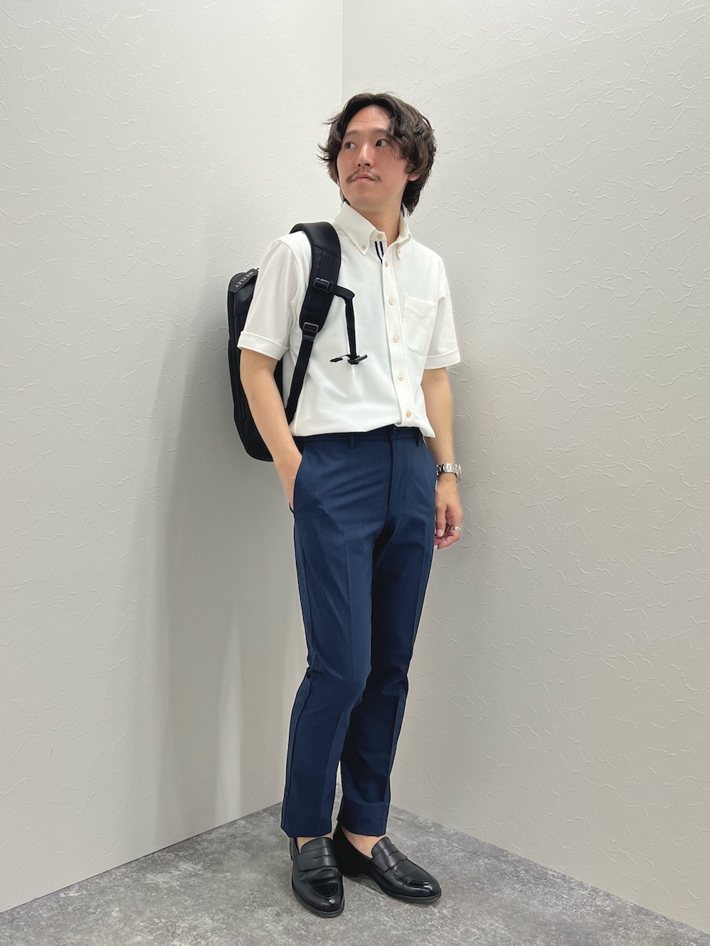 ホワイト系のシャツ/ブラウス、ブルー系のその他パンツ、ブラック系のバックパック/リュックを着用したメンズの春コーディネートの4枚目の写真