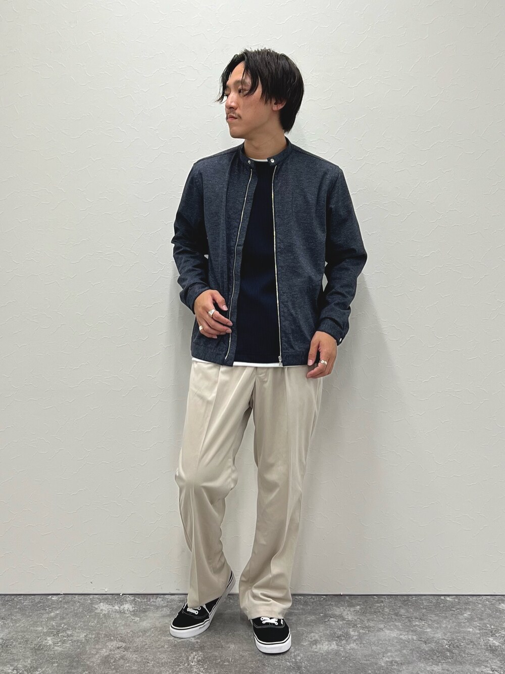 ブルー系のTシャツ/カットソー、ブルー系のブルゾン、ベージュ系のその他パンツを着用したメンズの秋コーディネートの2枚目の写真