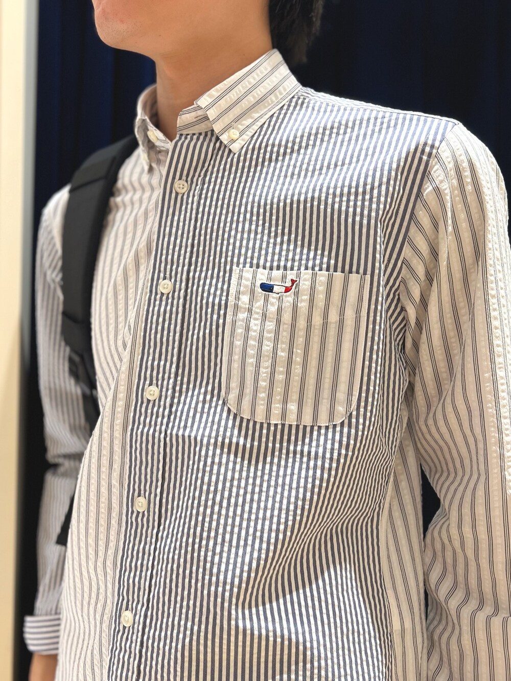 ホワイト系のシャツ/ブラウス、ベージュ系のその他パンツ、ブラック系のバックパック/リュックを着用したメンズの冬コーディネートの5枚目の写真
