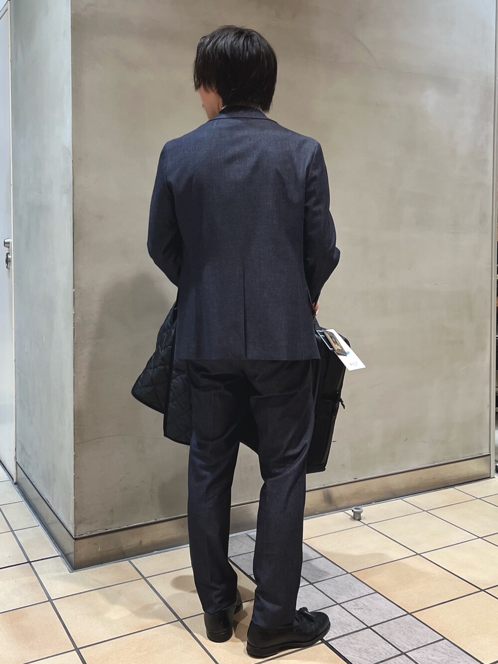 ブルー系のテーラードジャケット、ホワイト系のビジネスシャツ、ブルー系のネクタイを着用したメンズの秋コーディネートの5枚目の写真