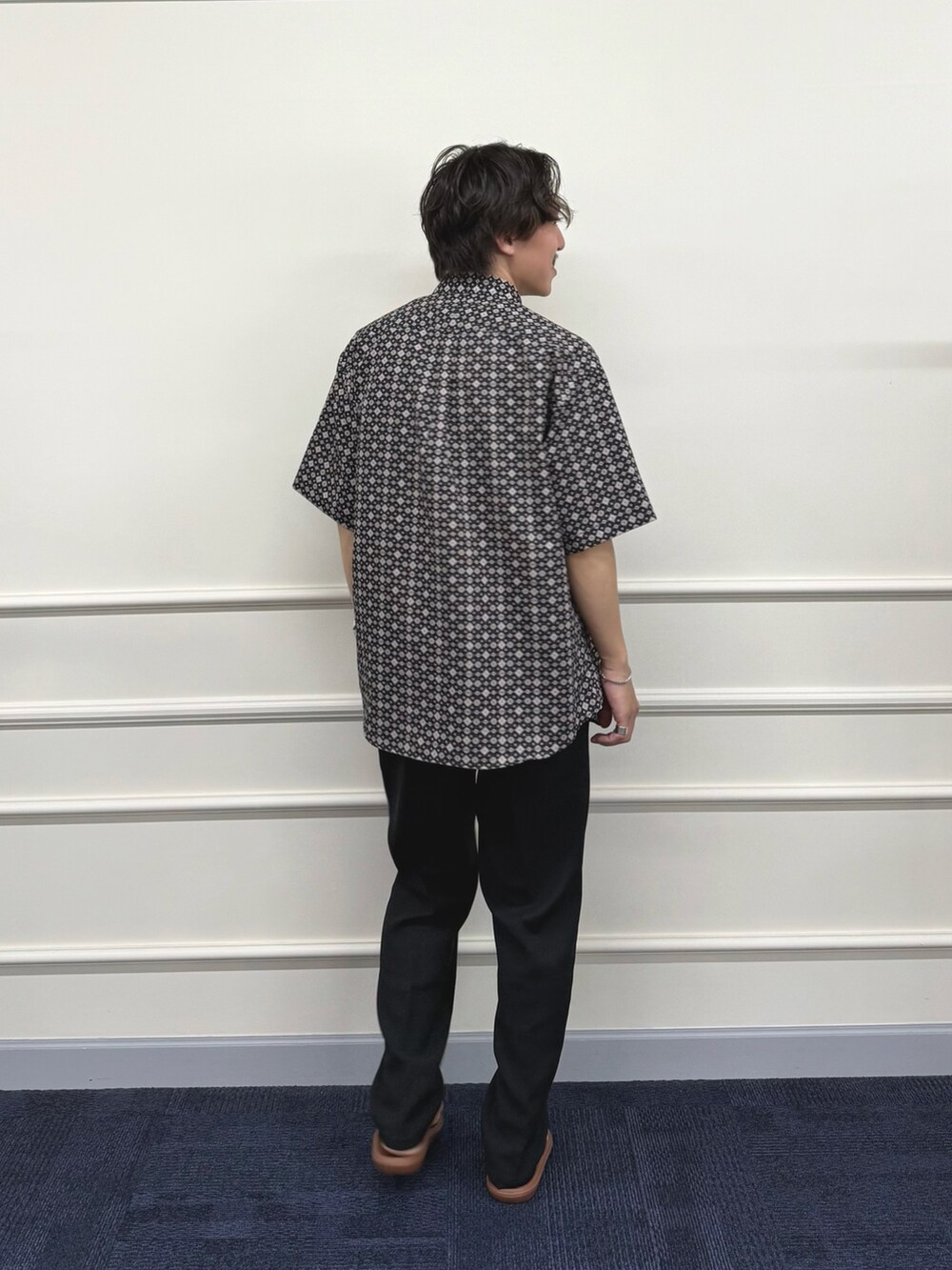 「柄シャツ、レイヤードスタイル、サンダル、夏コーデ、Tシャツ、シャツスタイル、お出かけコーデ、ブラックコーデ、カジュアル、カジュアルコーデ、リラックススタイル、ブラック、オトナカジュアル」｜「NOLLEY’Sの【DotAir】吸水速乾 総柄BDシャツ 25SS（シャツ/ブラウス、ブラック系）」を使った、nishiokaさん（メンズ・169cm）の夏コーディネートの6枚目の写真