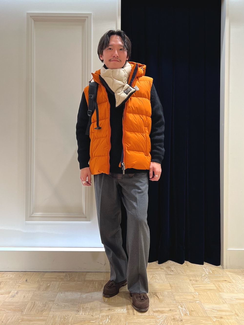 「冬コーデ、マイベストコーデ2024、ダウンジャケット、マフラーぐるぐる、クリスマスに着たい服、ダウンベスト、休日スタイル、レイヤードスタイル、冬アウター、カジュアルコーデ、マフラー、バックパック、シャツ、秋冬コーデ、チェック」｜「NOLLEY’Sのシャギーチェック レギュラーシャツ（シャツ/ブラウス、グリーン系）」を使った、nishiokaさん（メンズ・169cm）の冬コーディネートの3枚目の写真