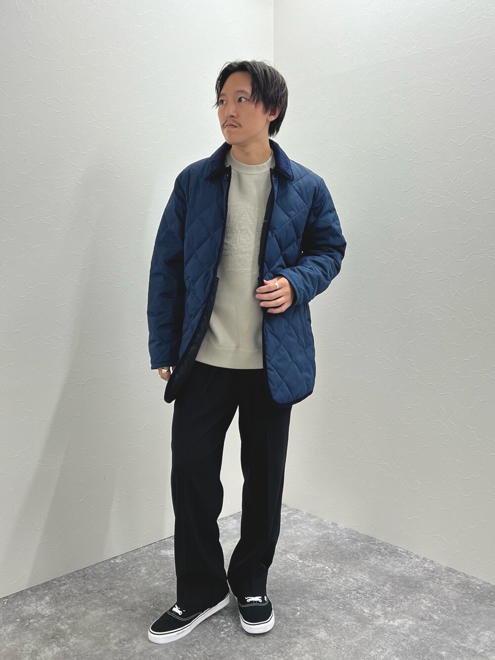 ブルー系のダウンジャケット/コート、ベージュ系のスウェット、ブラック系のスニーカーを着用したメンズの秋コーディネートの2枚目の写真