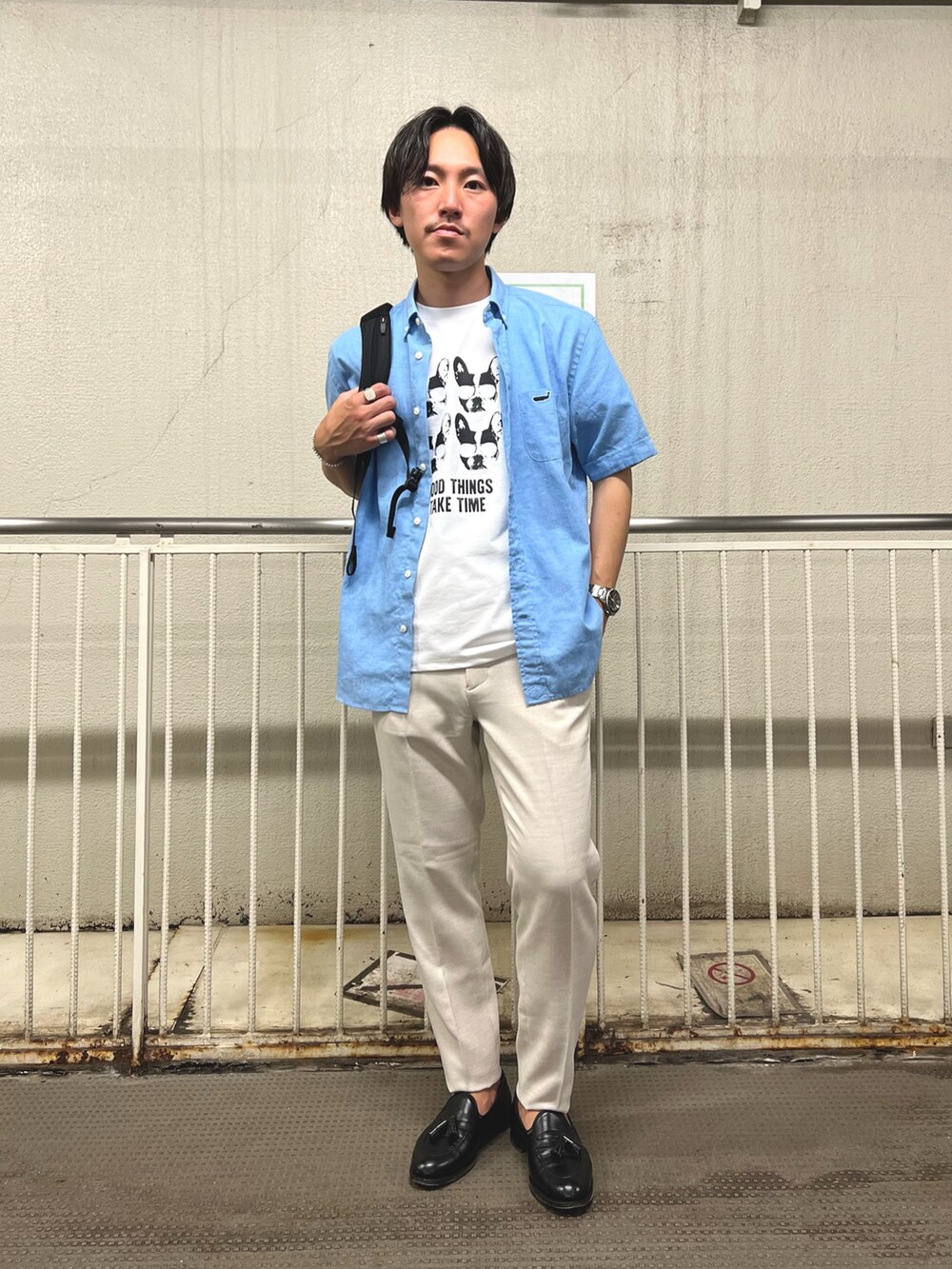 ブルー系のシャツ/ブラウス、ホワイト系のTシャツ/カットソー、ホワイト系のその他パンツを着用したメンズの夏コーディネートの2枚目の写真