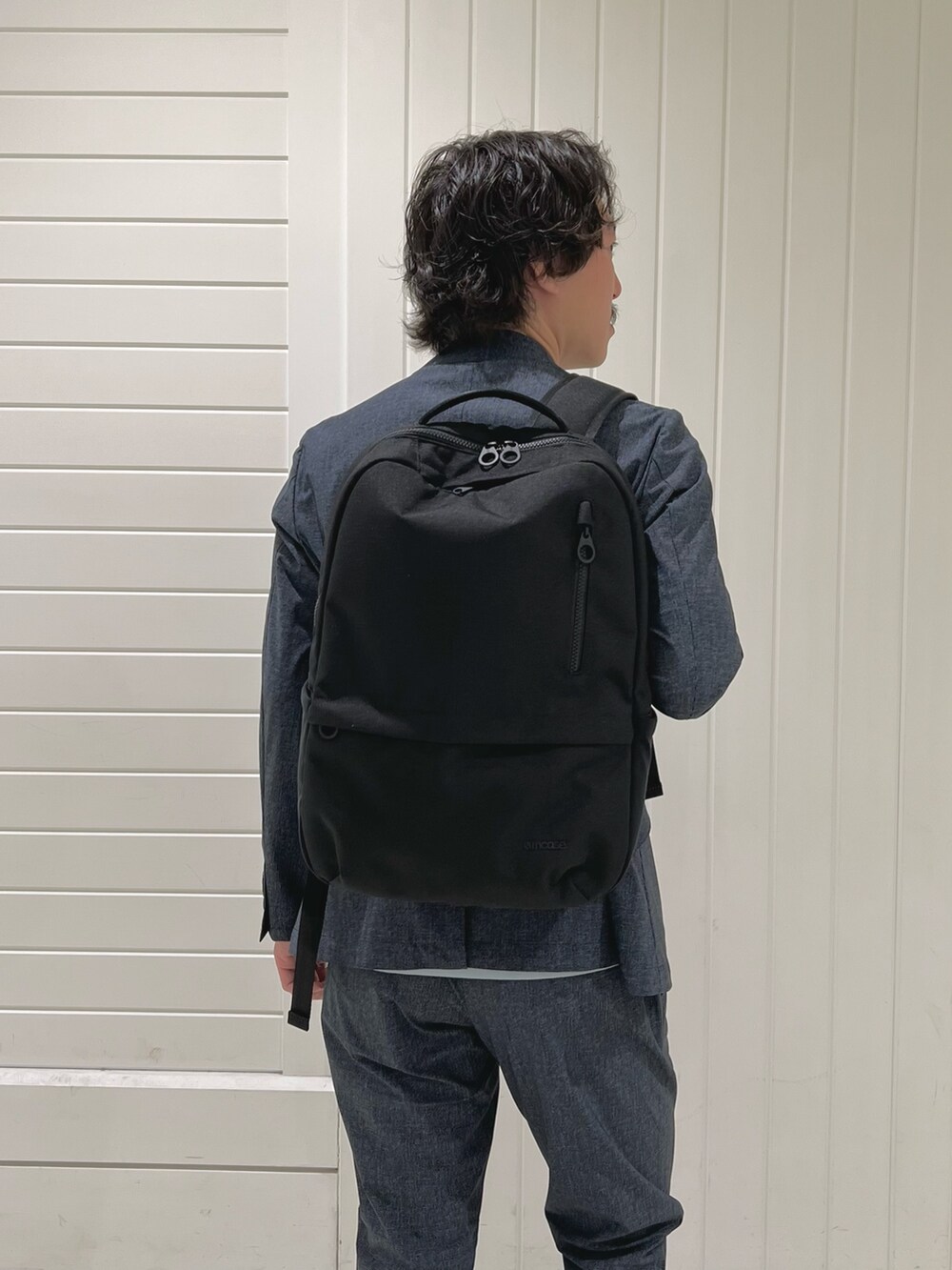 ブルー系のTシャツ/カットソー、ブルー系のテーラードジャケット、ブルー系のその他パンツを着用したメンズの春コーディネートの8枚目の写真