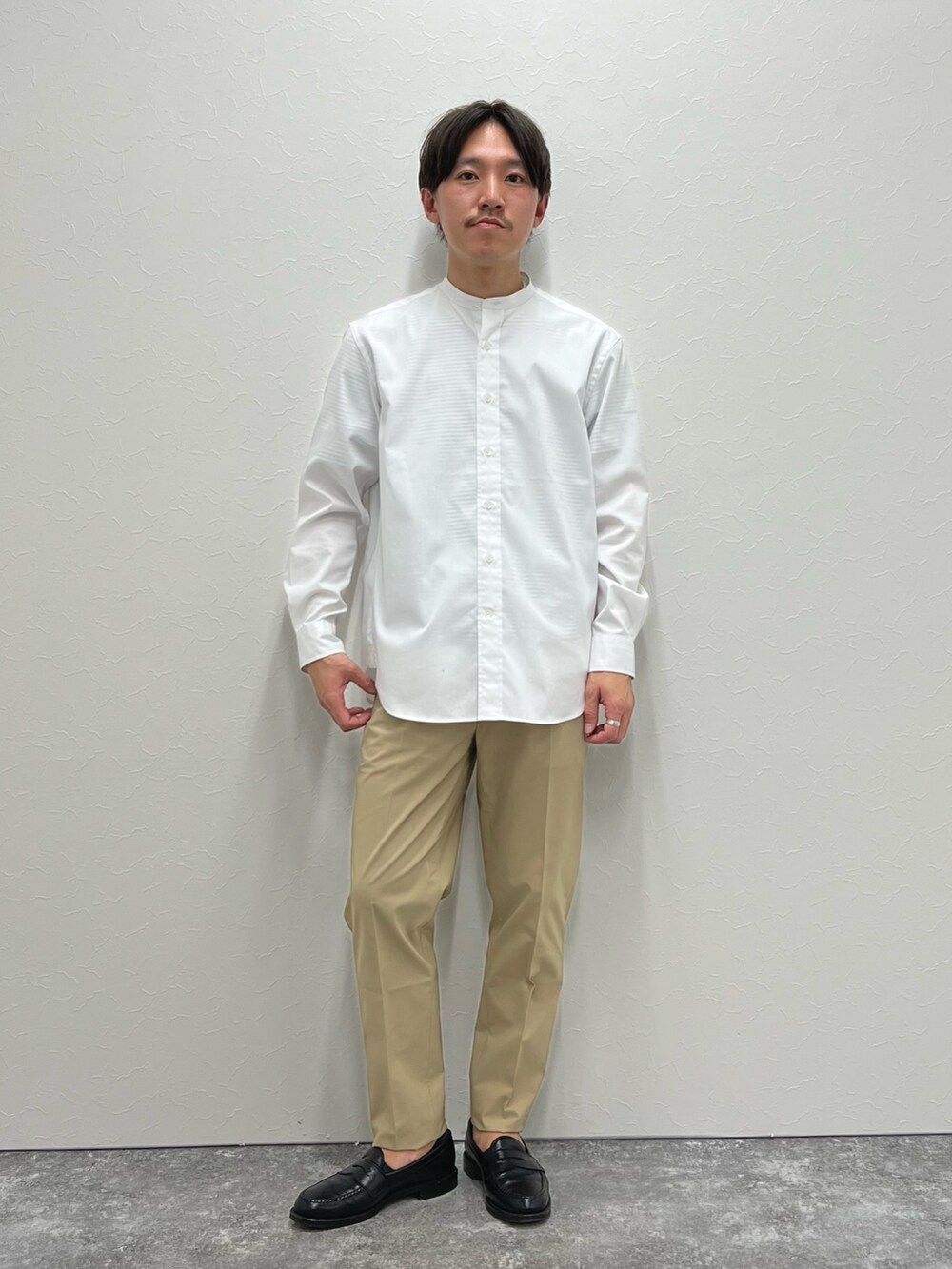 ホワイト系のシャツ/ブラウス、ベージュ系のその他パンツ、ブルー系のショルダーバッグを着用したメンズの春コーディネートの2枚目の写真