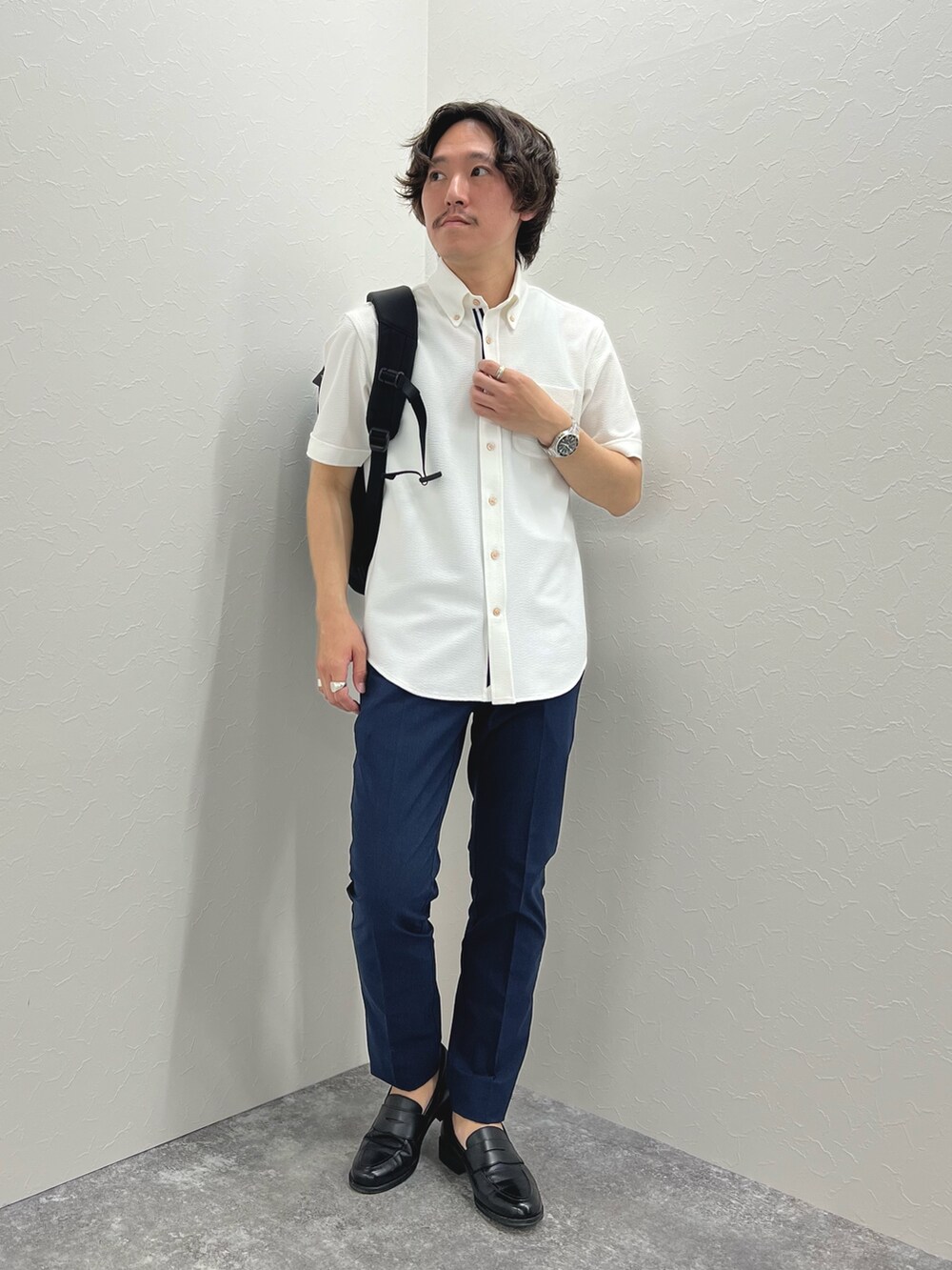 ホワイト系のシャツ/ブラウス、ブルー系のその他パンツ、ブラック系のバックパック/リュックを着用したメンズの春コーディネートの5枚目の写真