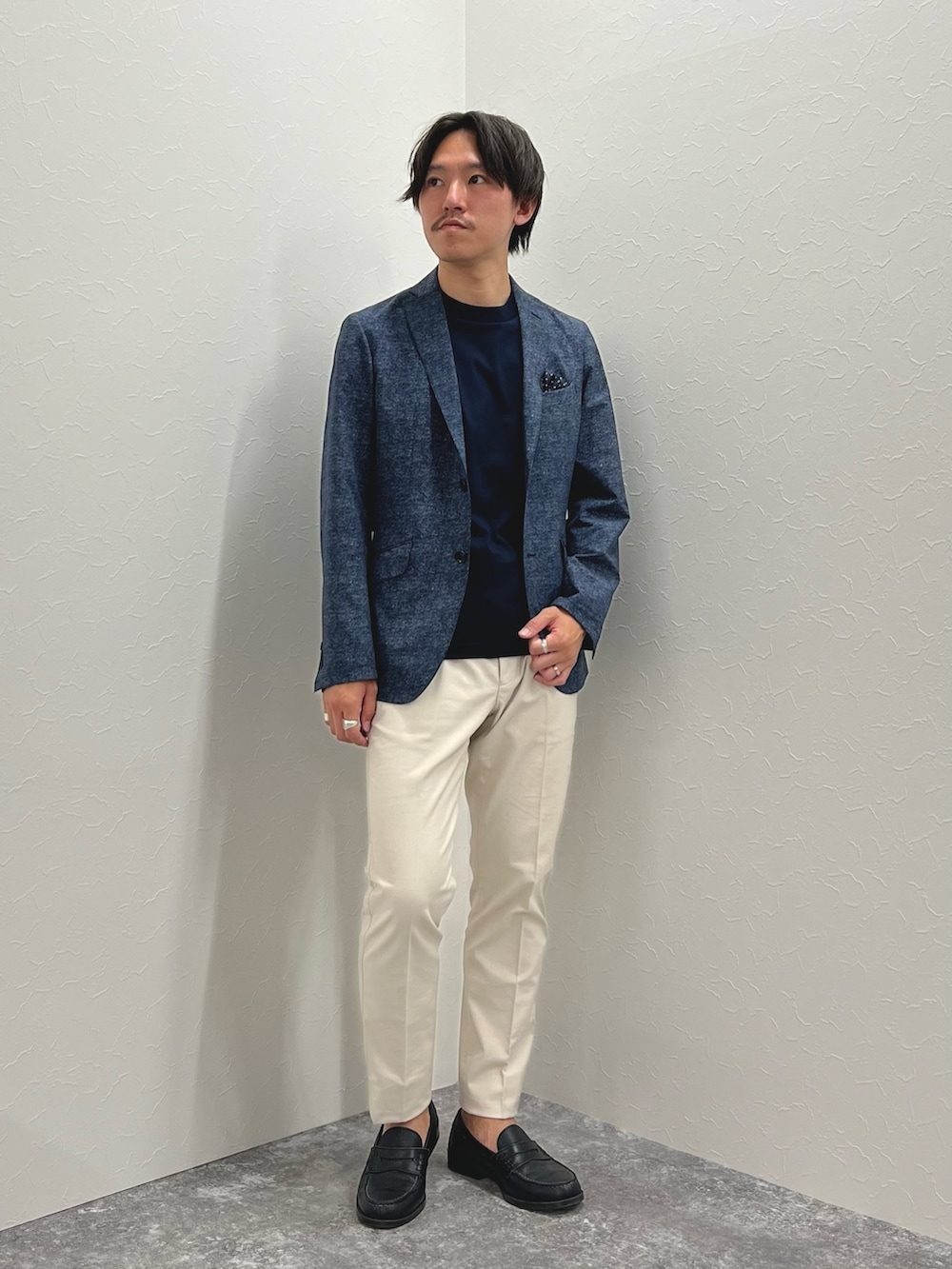 ブルー系のテーラードジャケット、ホワイト系のチノパンツ、ブルー系のTシャツ/カットソーを着用したメンズの春コーディネートの3枚目の写真