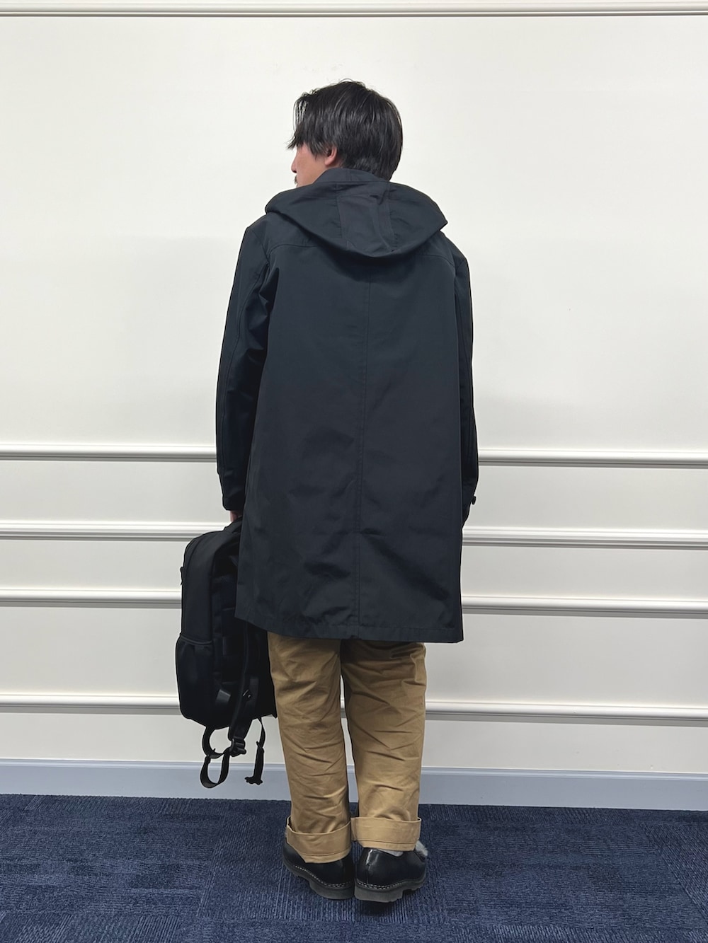 ブラック系のその他アウター、ブルー系のシャツ/ブラウス、グレー系のカーディガン/ボレロを着用したメンズの冬コーディネートの6枚目の写真