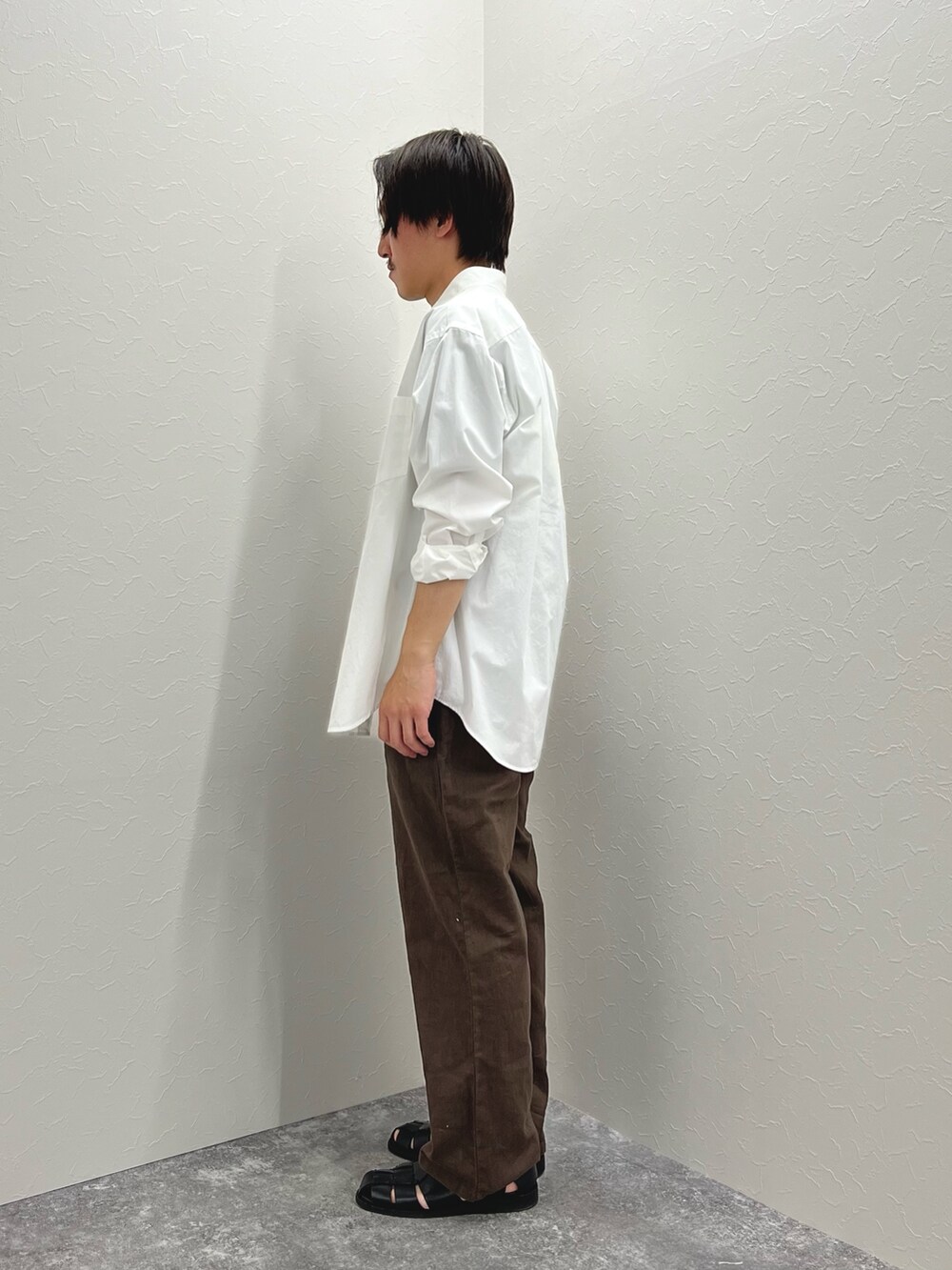 「きれいめカジュアル、春夏コーデ、シャツスタイル、休日スタイル、シンプルコーデ、低身長コーデ、グルカサンダル、リラックススタイル、カジュアル、春コーデ、夏コーデ、バンドT」｜「NOLLEY'S goodmanのピーチブロード リラックスシルエット ボタンダウンシャツ（シャツ/ブラウス、ホワイト系）」を使った、nishiokaさん（メンズ・169cm）の春コーディネートの4枚目の写真