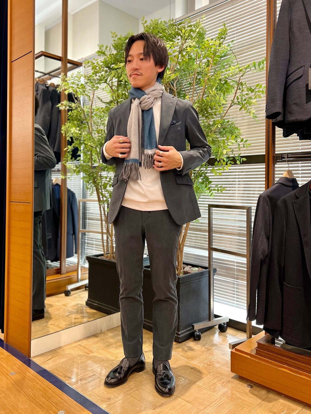 グレー系のその他パンツ、ホワイト系のTシャツ/カットソー、グレー系のテーラードジャケットを着用したメンズの秋コーディネートの2枚目の写真