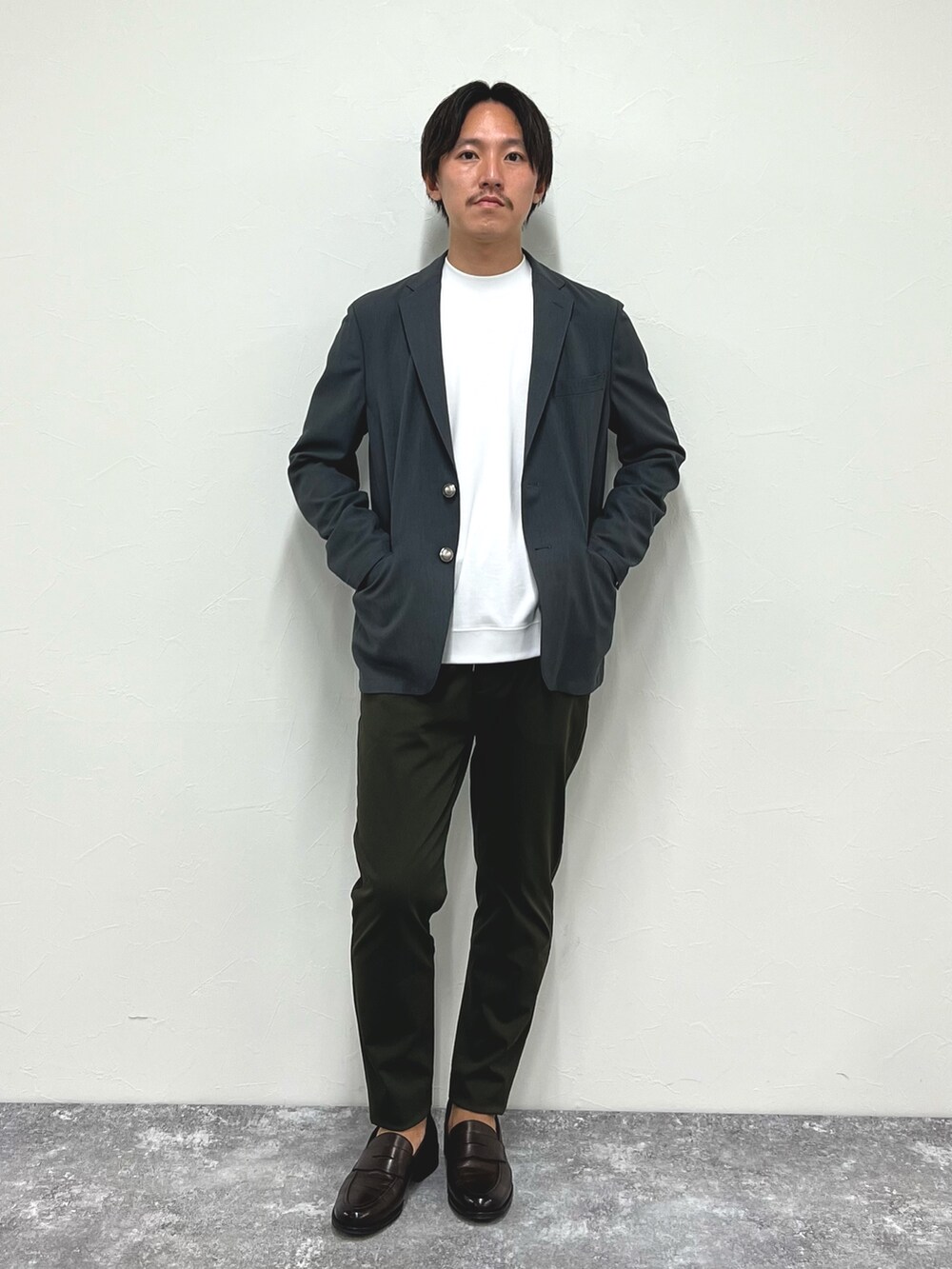 「秋コーデ、休日スタイル、ローファー、ジャケット、ジャケットスタイル、メンズコーデ、オトナカジュアル、革靴、白Tシャツ、Tシャツ、きれいめカジュアル、カジュアルコーデ、ビジネススタイル」｜「NOLLEY’Sの《ビジカジ対応》TRABEST ストレッチ 銀ボタン ブレザージャケット（テーラードジャケット、グレー系）」を使った、nishiokaさん（メンズ・169cm）の秋コーディネートの2枚目の写真