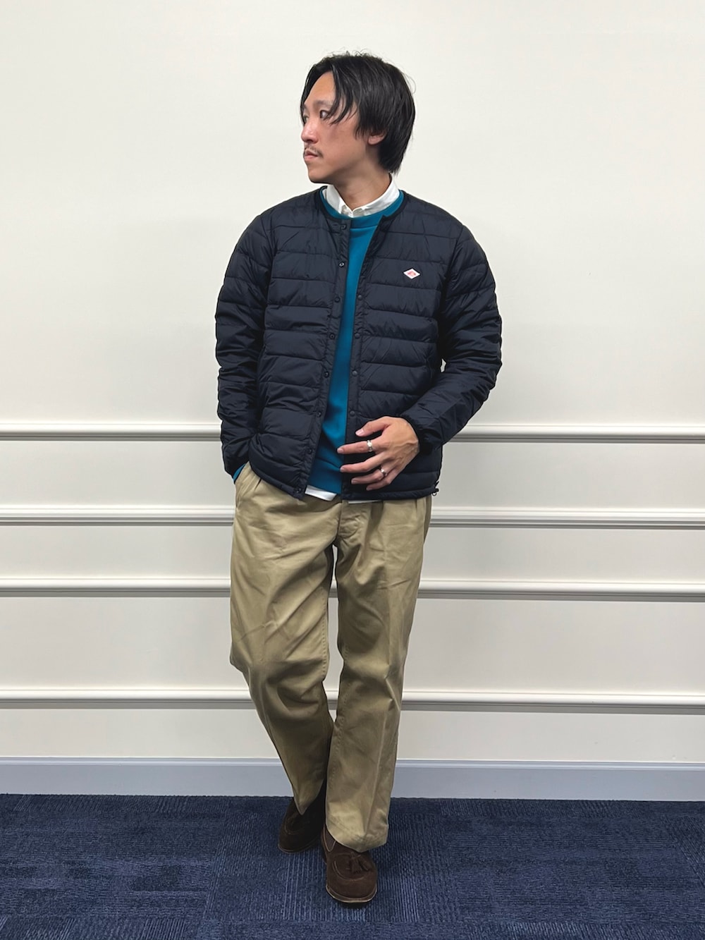 ブラック系のダウンジャケット/コート、ブルー系のスウェット、ホワイト系のシャツ/ブラウスを着用したメンズの秋コーディネートの5枚目の写真