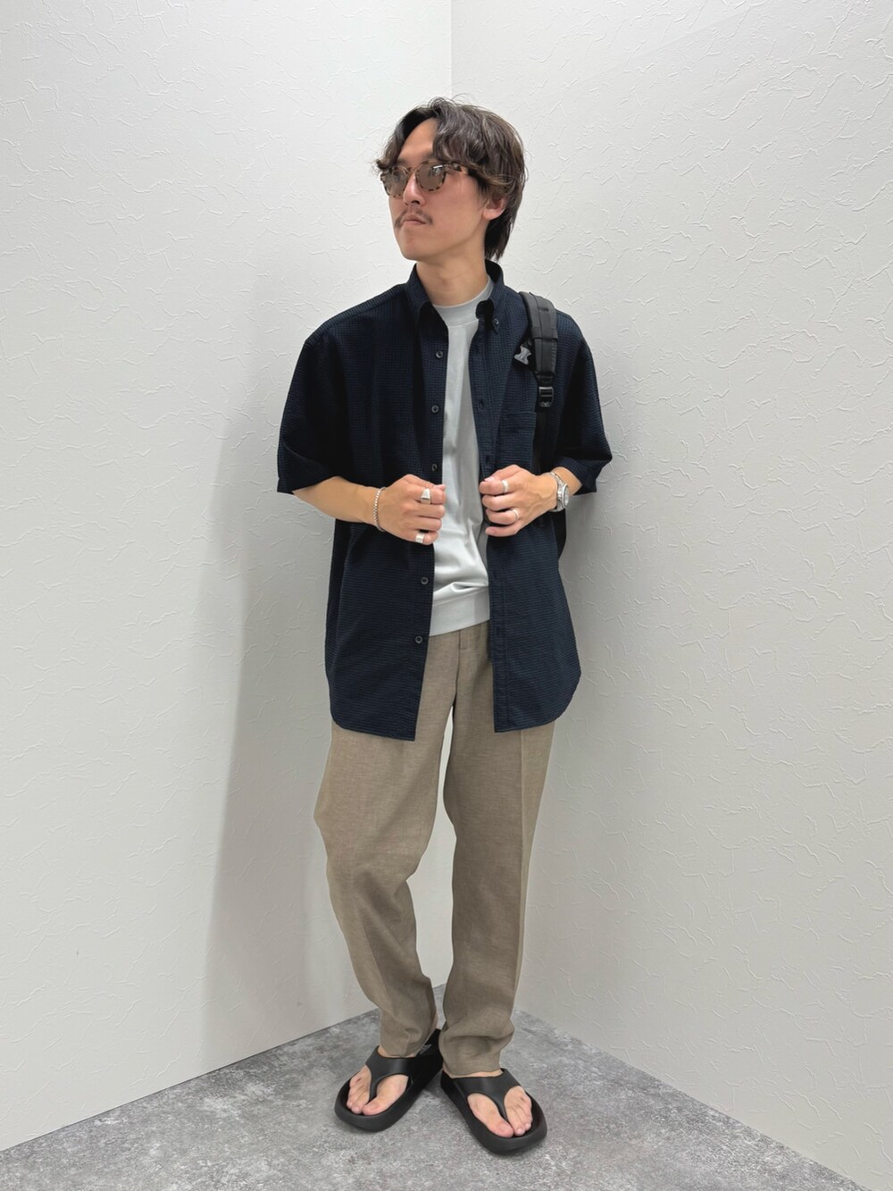 ブルー系のシャツ/ブラウス、グレー系のTシャツ/カットソー、ベージュ系のその他パンツを着用したメンズの夏コーディネートの4枚目の写真