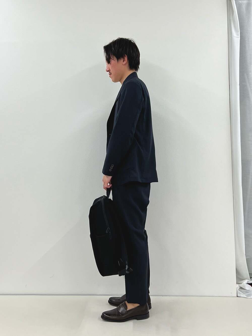 ブルー系のテーラードジャケット、ホワイト系のTシャツ/カットソー、ブルー系のその他パンツを着用したメンズの春コーディネートの4枚目の写真