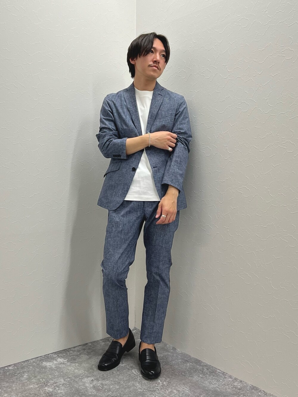 「お出かけコーデ、レイヤードスタイル、きれいめカジュアル、淡色コーデ、春夏コーデ、シンプルコーデ、セットアップ、夏コーデ、春コーデ、ジャケット、メンズファッション、大人カジュアル、革靴、ローファー、Tシャツ」｜「NOLLEY’Sの《ビジカジ / セットアップ対応》COOLDOTS / クールドッツ イージーパンツ（その他パンツ、ブルー系）」を使った、nishiokaさん（メンズ・169cm）の春コーディネートの2枚目の写真