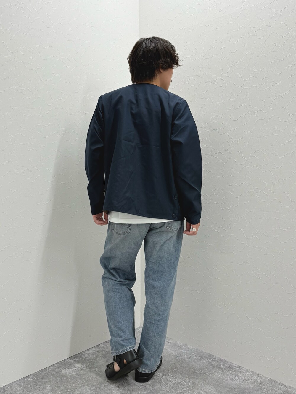 ブルー系のブルゾン、ホワイト系のTシャツ/カットソー、ブラック系のサンダルを着用したメンズの春コーディネートの6枚目の写真
