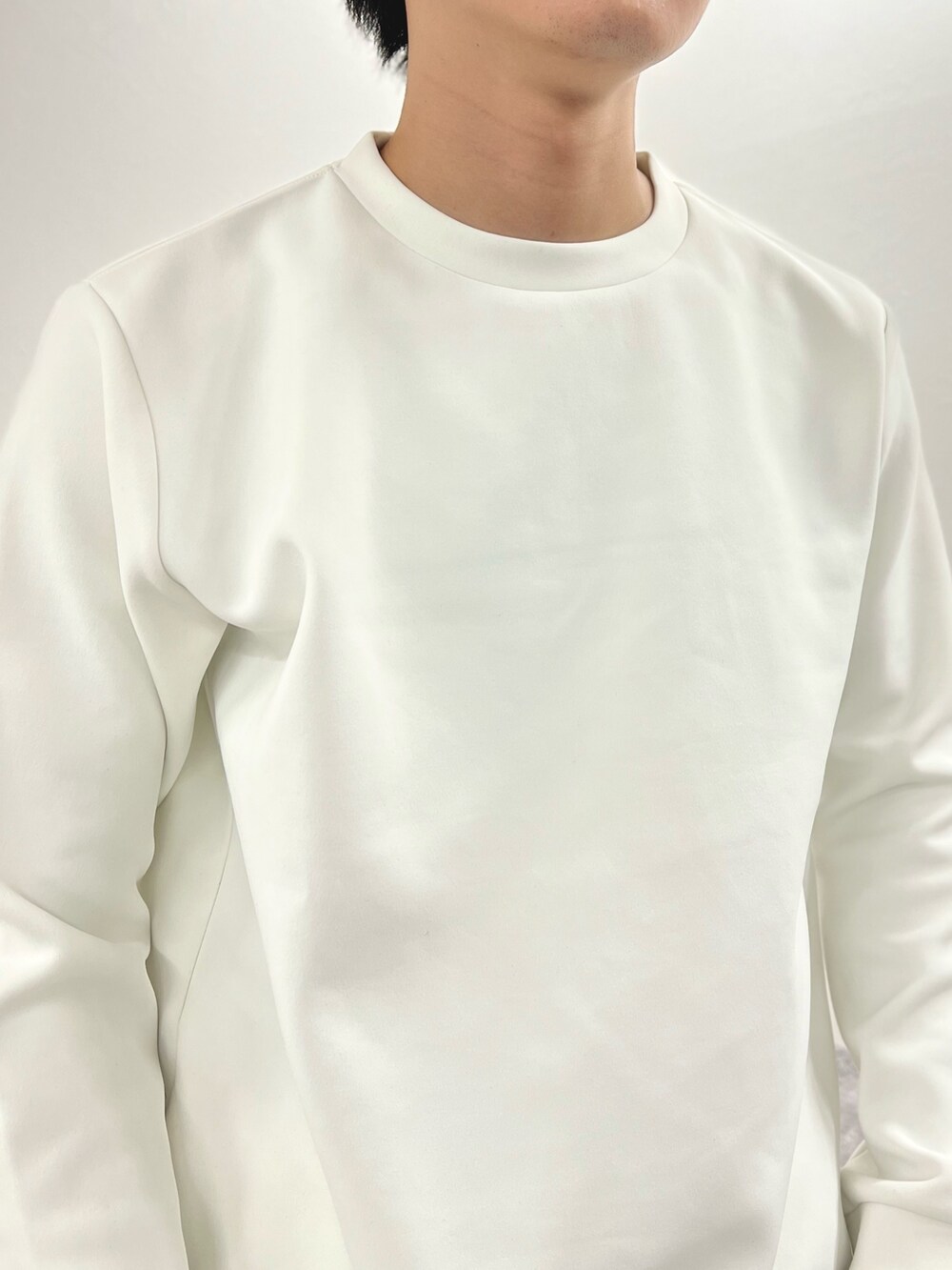ホワイト系のTシャツ/カットソー、グリーン系のその他パンツを着用したメンズの秋コーディネートの3枚目の写真