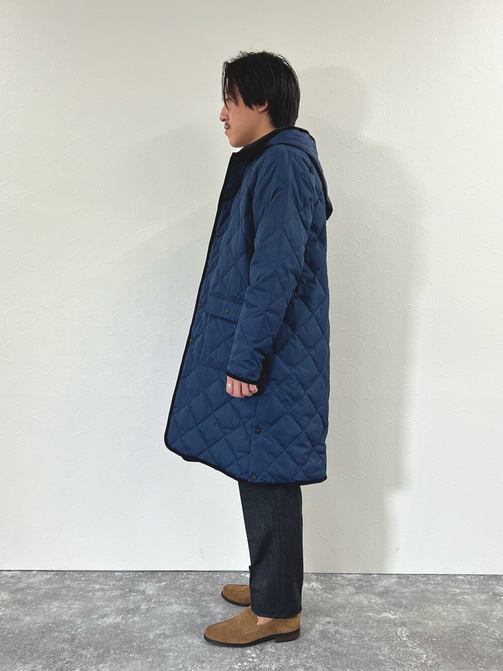 ブルー系のダウンジャケット/コート、ブラック系のカーディガン/ボレロ、グレー系のシャツ/ブラウスを着用したメンズの冬コーディネートの7枚目の写真