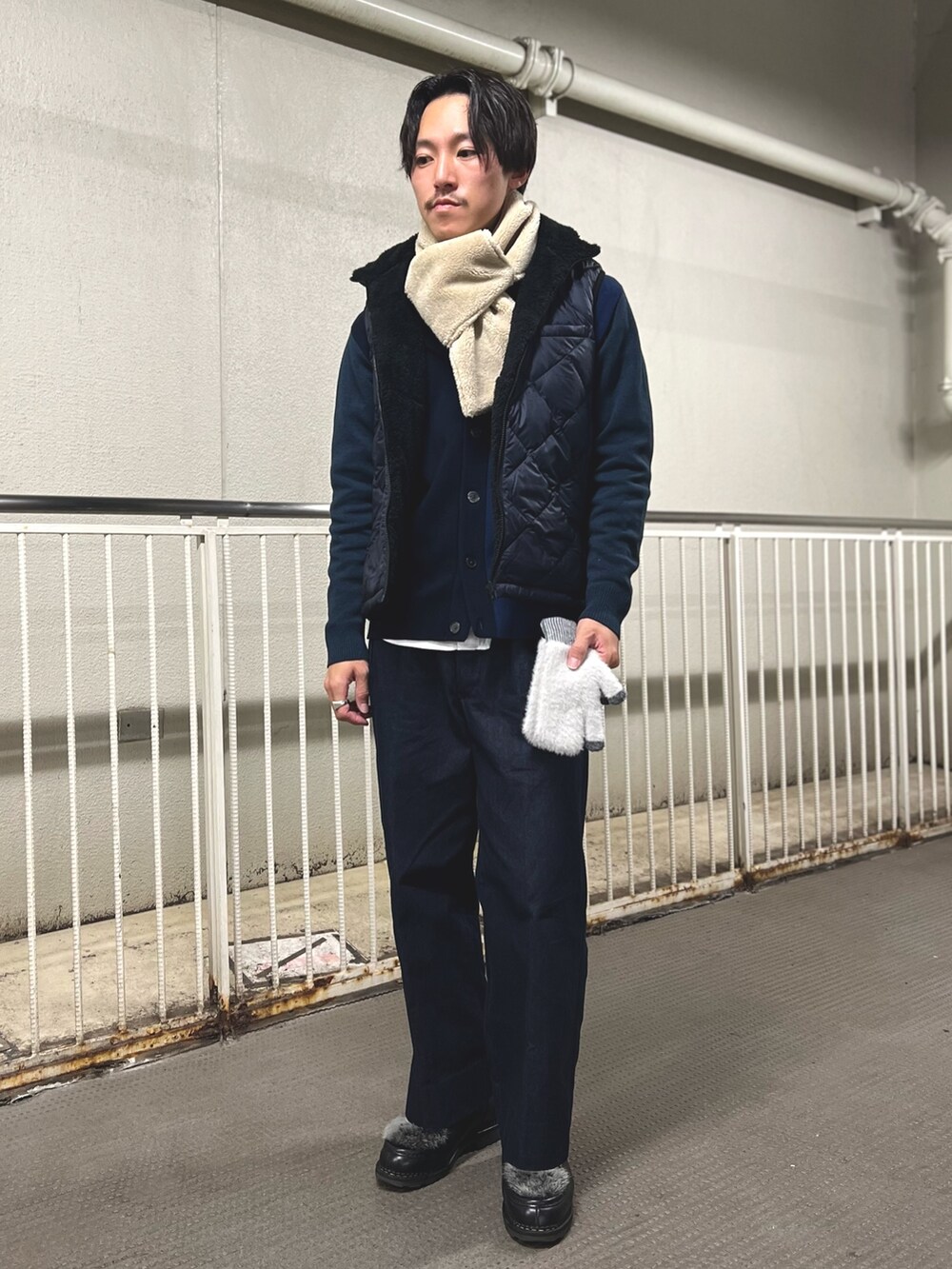 「ファッションを楽しもう、お出かけコーデ、ダウンベスト、デニム、きれいめカジュアル、ニット、冬コーデ、キルティング、マフラーぐるぐる、レイヤードスタイル、オトナカジュアル、休日コーデ、カジュアル、ダウン、ボア」|「TAIONの【TAION/タイオン】別注リバーシブル ダウン×ボアベスト(ダウンベスト、ブルー系)」を使った、nishiokaさん(メンズ・169cm)の秋コーディネートの2枚目の写真