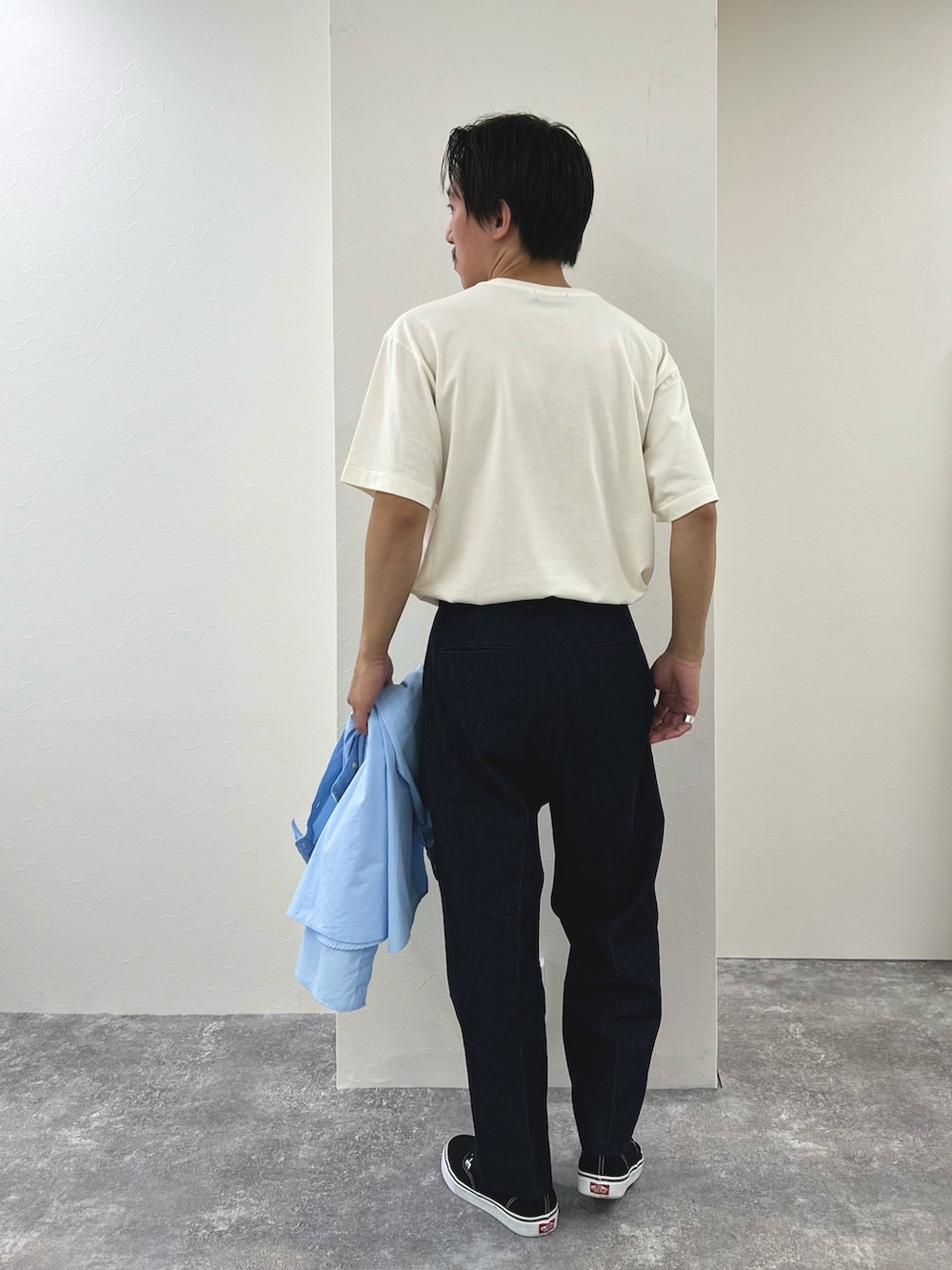 ホワイト系のTシャツ/カットソー、ブラック系のスニーカー、ブルー系のシャツ/ブラウスを着用したメンズの冬コーディネートの7枚目の写真