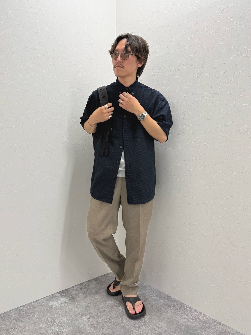 ブルー系のシャツ/ブラウス、グレー系のTシャツ/カットソー、ベージュ系のその他パンツを着用したメンズの夏コーディネートの2枚目の写真