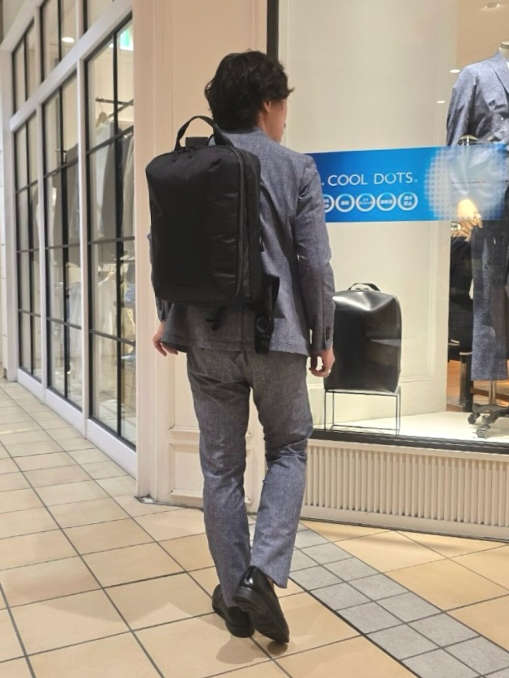 グレー系のTシャツ/カットソー、ブルー系のテーラードジャケット、ブルー系のその他パンツを着用したメンズの春コーディネートの7枚目の写真