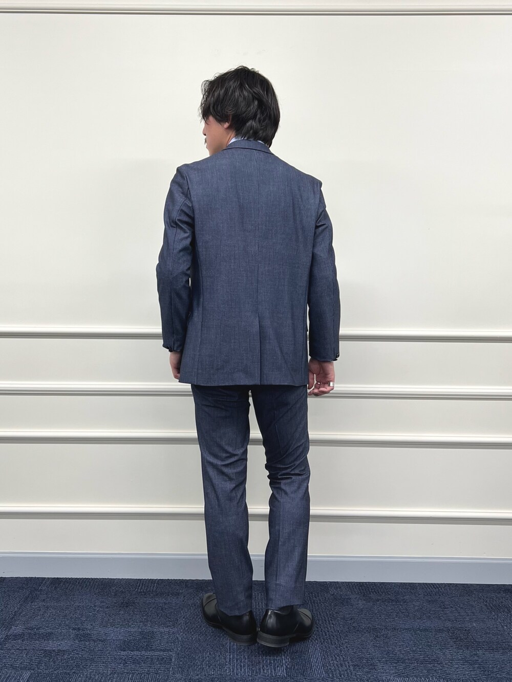 ブルー系のシャツ/ブラウス、ブルー系のテーラードジャケット、ブルー系のその他パンツを着用したメンズの冬コーディネートの7枚目の写真