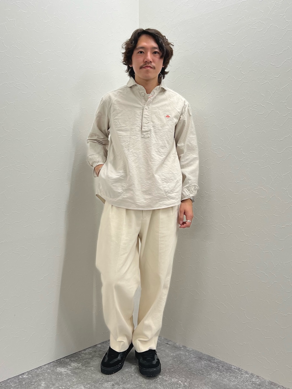 ホワイト系のシャツ/ブラウス、ホワイト系のデニムパンツ、ブラック系のスニーカーを着用したメンズの春コーディネートの3枚目の写真