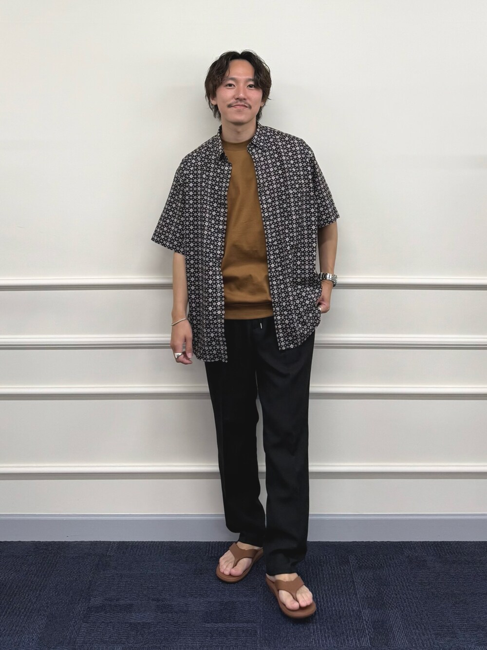 「柄シャツ、レイヤードスタイル、サンダル、夏コーデ、Tシャツ、シャツスタイル、お出かけコーデ、ブラックコーデ、カジュアル、カジュアルコーデ、リラックススタイル、ブラック、オトナカジュアル」｜「NOLLEY’Sの【DotAir】吸水速乾 総柄BDシャツ 25SS（シャツ/ブラウス、ブラック系）」を使った、nishiokaさん（メンズ・169cm）の夏コーディネートの2枚目の写真
