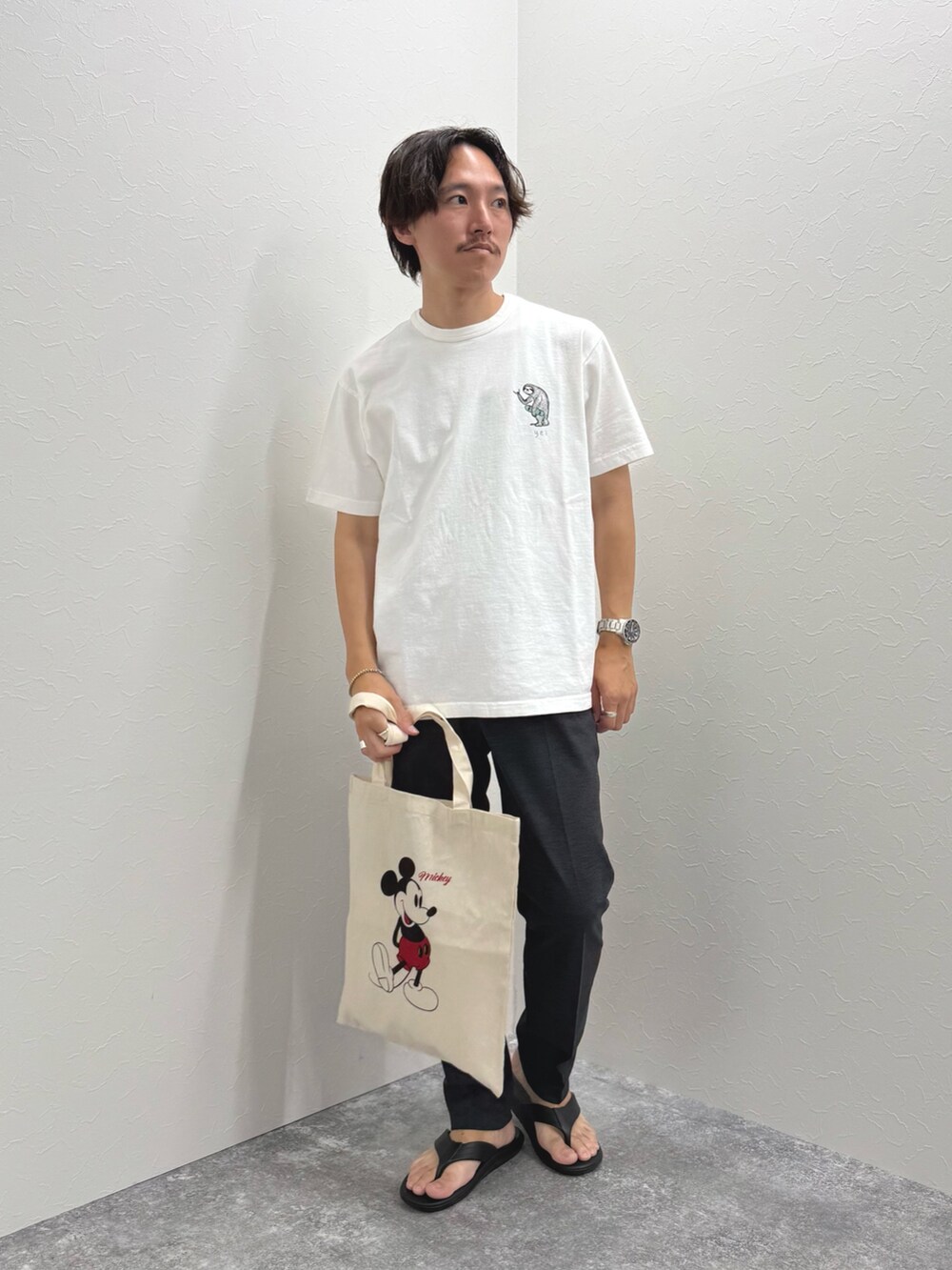 ホワイト系のTシャツ/カットソー、ホワイト系のトートバッグ、グレー系のその他パンツを着用したメンズの夏コーディネートの2枚目の写真