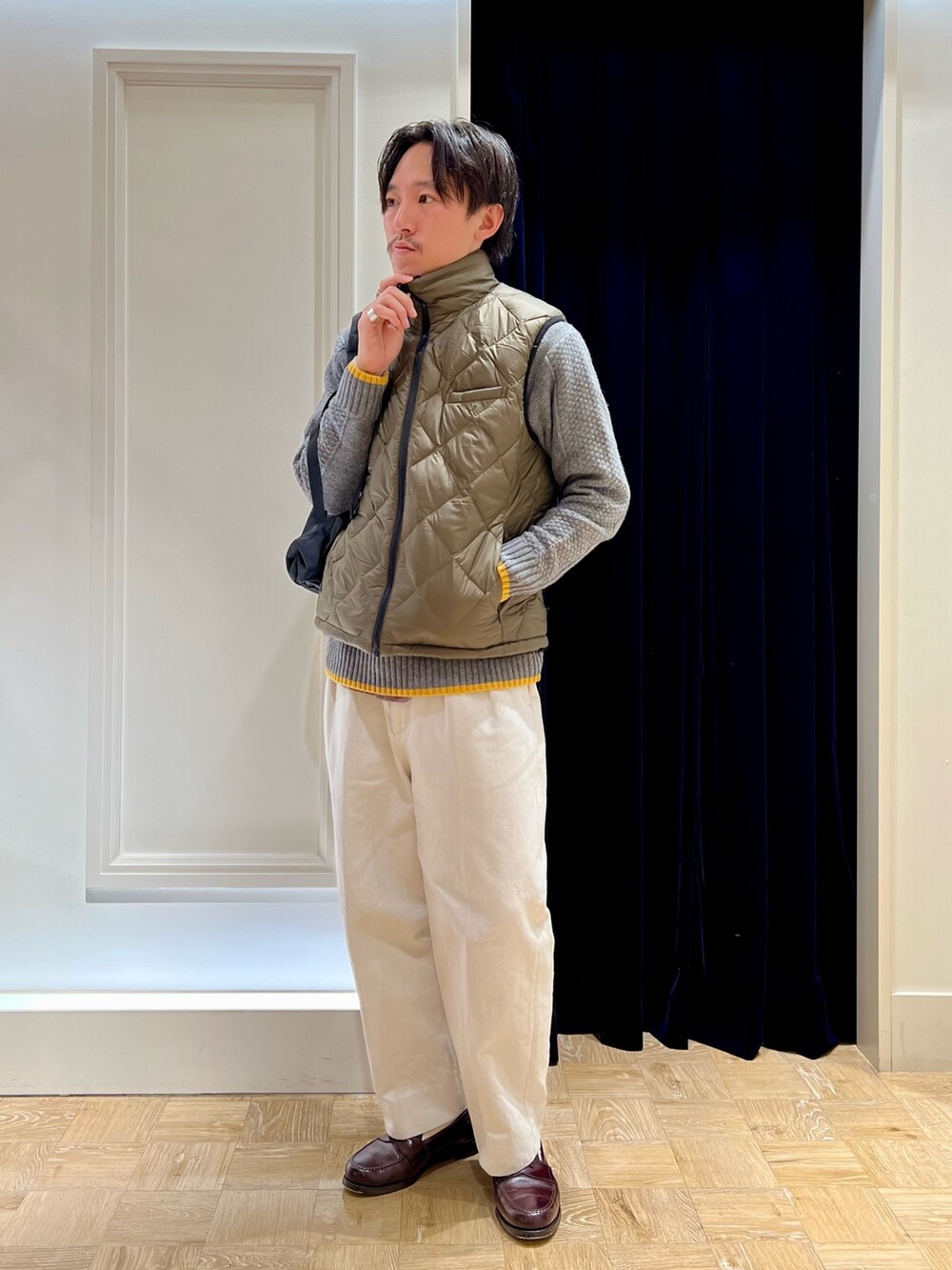 「レイヤードスタイル、冬アウター、休日スタイル、お出かけコーデ、きれいめカジュアル、オトナカジュアル、シンプルコーデ、冬コーデ、秋冬、ダウンベスト、ダウン、ボア、カジュアル、バックパック、カジュアルコーデ」｜「TAIONの【TAION/タイオン】別注リバーシブル ダウン ボアベスト（ダウンベスト、グリーン系）」を使った、nishiokaさん（メンズ・169cm）の冬コーディネートの3枚目の写真