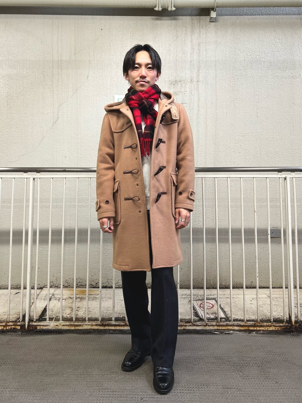 「ワイドパンツ、レイヤードスタイル、冬コーデ、ニット、チェック、休日スタイル、スラックス、お出かけコーデ、マフラー、コート、きれいめカジュアル、カジュアルコーデ、冬アウター、ダッフルコート、大人カジュアル」｜「NOLLEY'S goodmanの《ビジカジ対応》Super100 メルトンダッフルコート（ダッフルコート、ベージュ系）」を使った、nishiokaさん（メンズ・169cm）の冬コーディネートの2枚目の写真
