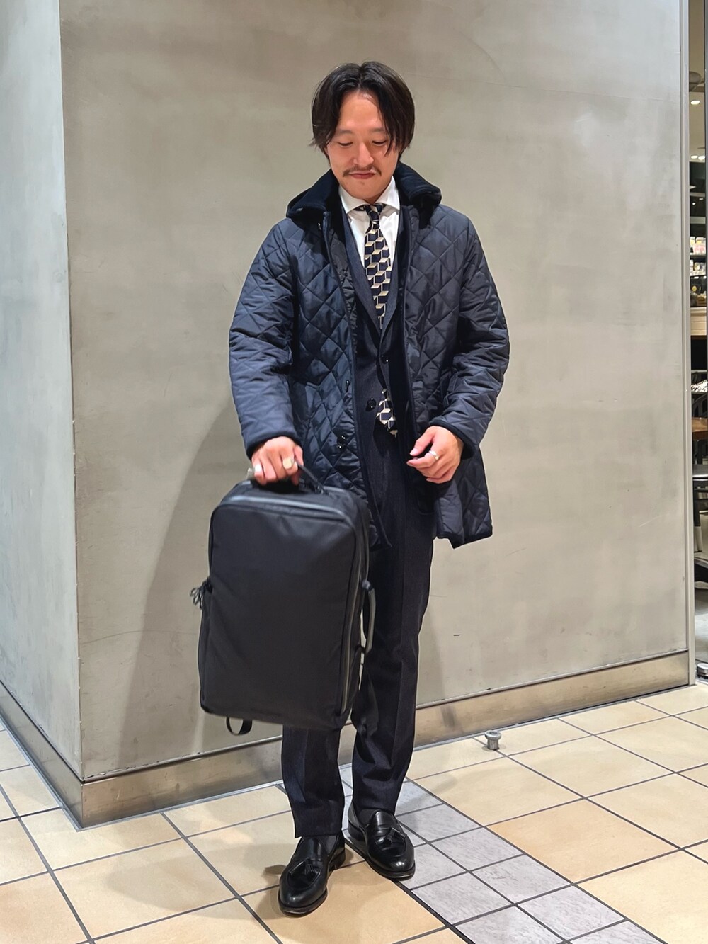 ブルー系のブルゾン、ブルー系のその他パンツ、ブルー系のテーラードジャケットを着用したメンズの秋コーディネートの2枚目の写真