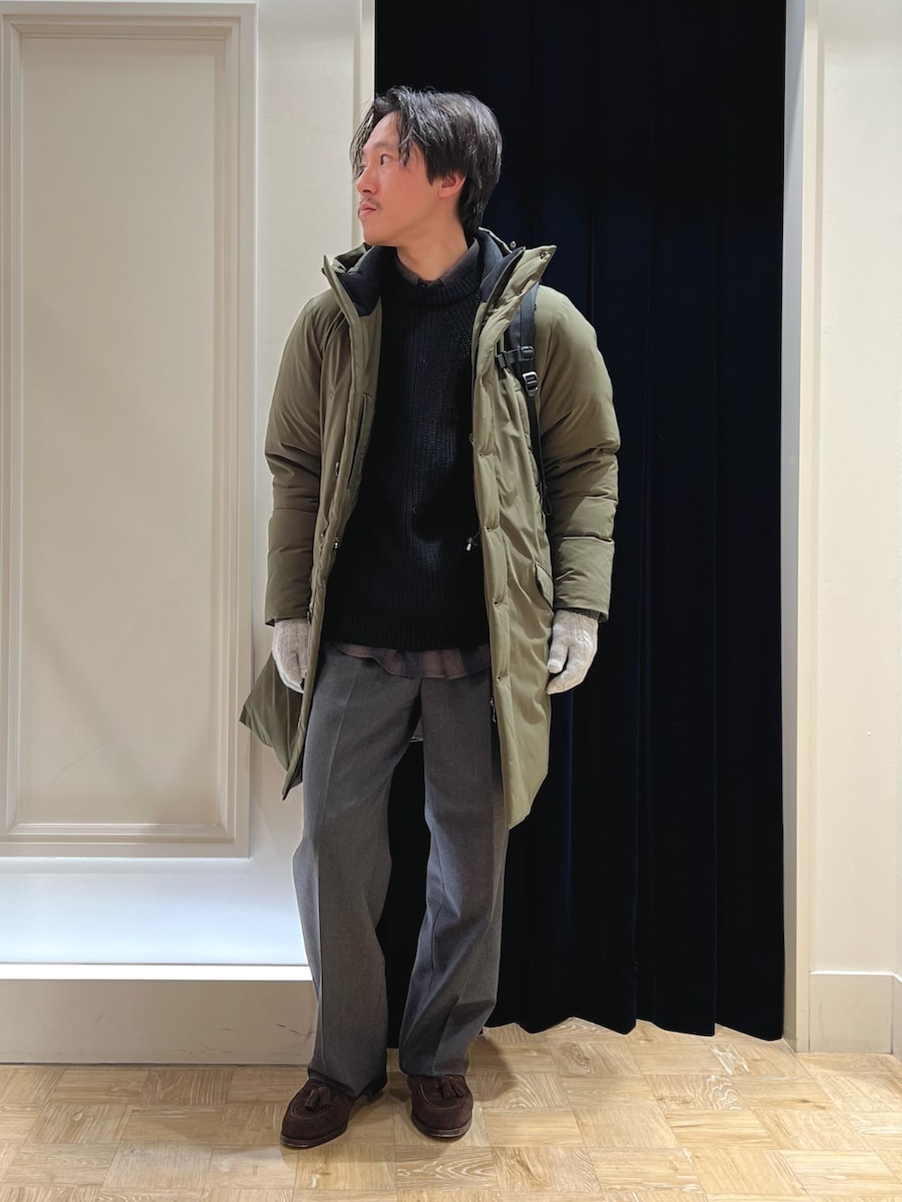 ブラック系のバックパック/リュック、グリーン系のシャツ/ブラウス、グリーン系のダウンジャケット/コートを着用したメンズの冬コーディネートの3枚目の写真