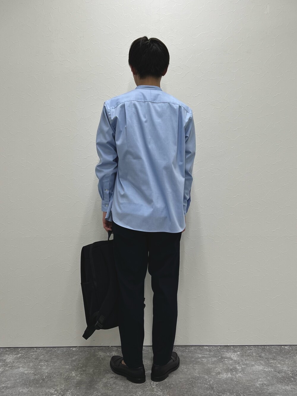 ブルー系のシャツ/ブラウス、ホワイト系のTシャツ/カットソー、ブルー系のその他パンツを着用したメンズの冬コーディネートの4枚目の写真