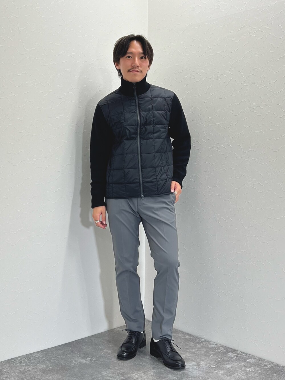 ブラック系のブルゾン、パープル系のニット/セーター、ブラック系のドレスシューズを着用したメンズの秋コーディネートの4枚目の写真