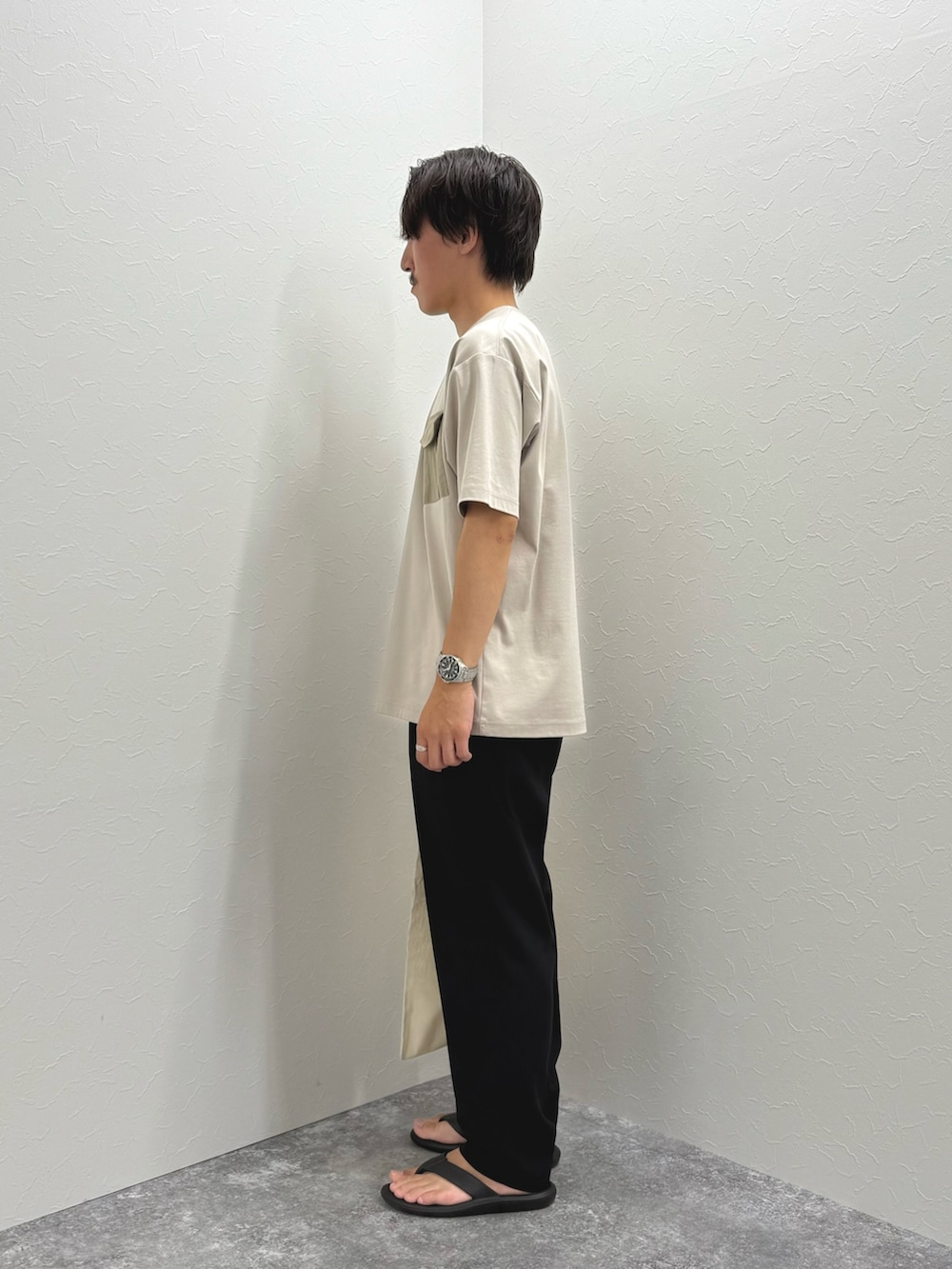 ベージュ系のTシャツ/カットソー、ホワイト系のトートバッグ、ブラック系のその他パンツを着用したメンズの夏コーディネートの4枚目の写真