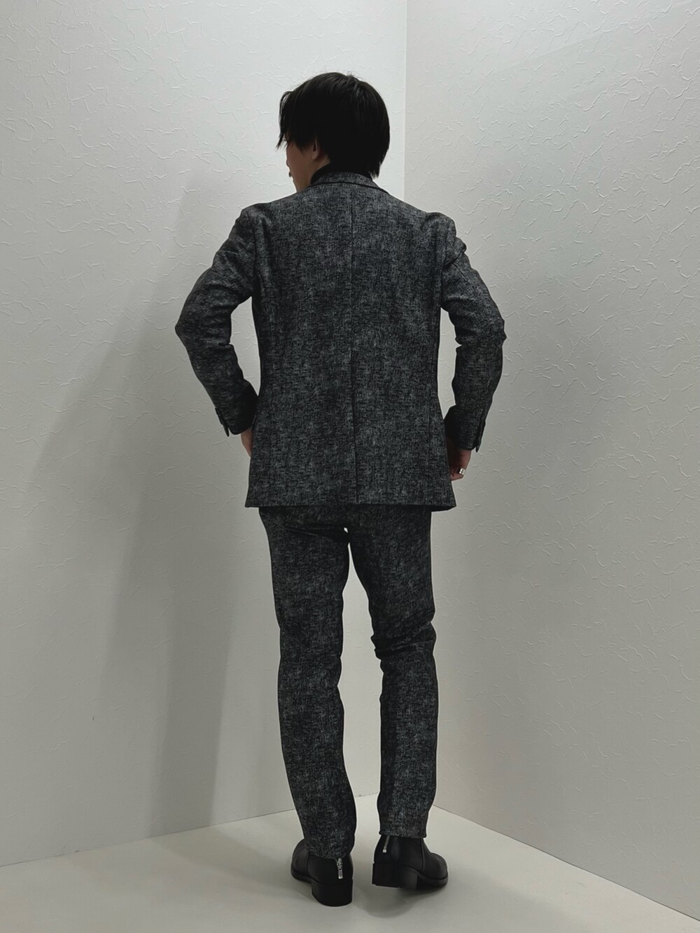 グレー系のテーラードジャケット、グレー系のその他パンツ、ブラック系のTシャツ/カットソーを着用したメンズの秋コーディネートの5枚目の写真