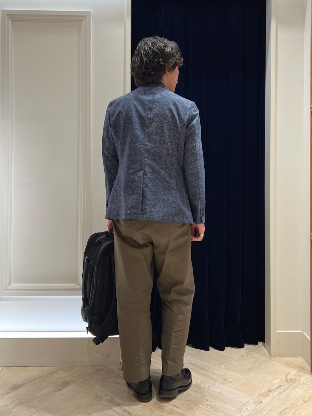 ホワイト系のTシャツ/カットソー、ブラック系のバックパック/リュック、ブラック系のその他シューズを着用したメンズの春コーディネートの7枚目の写真