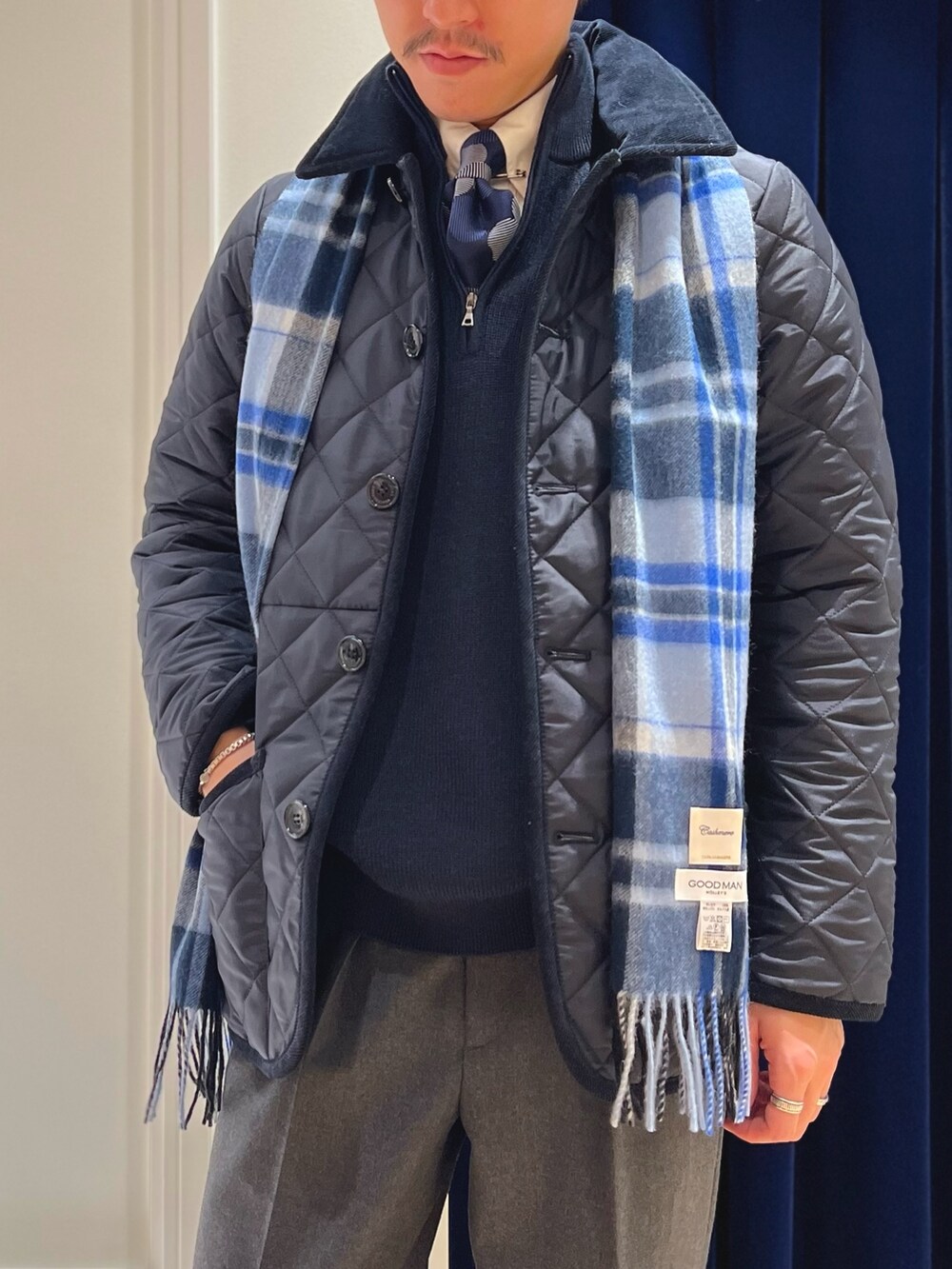ブルー系のブルゾン、ブルー系のネクタイ、ブルー系のニット/セーターを着用したメンズの冬コーディネートの5枚目の写真