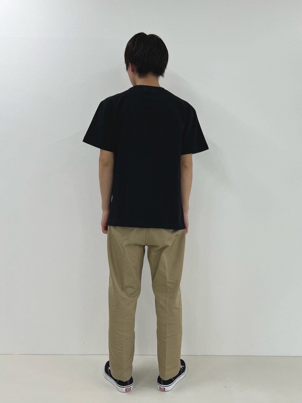 ブラック系のTシャツ/カットソーを着用したメンズの春コーディネートの4枚目の写真