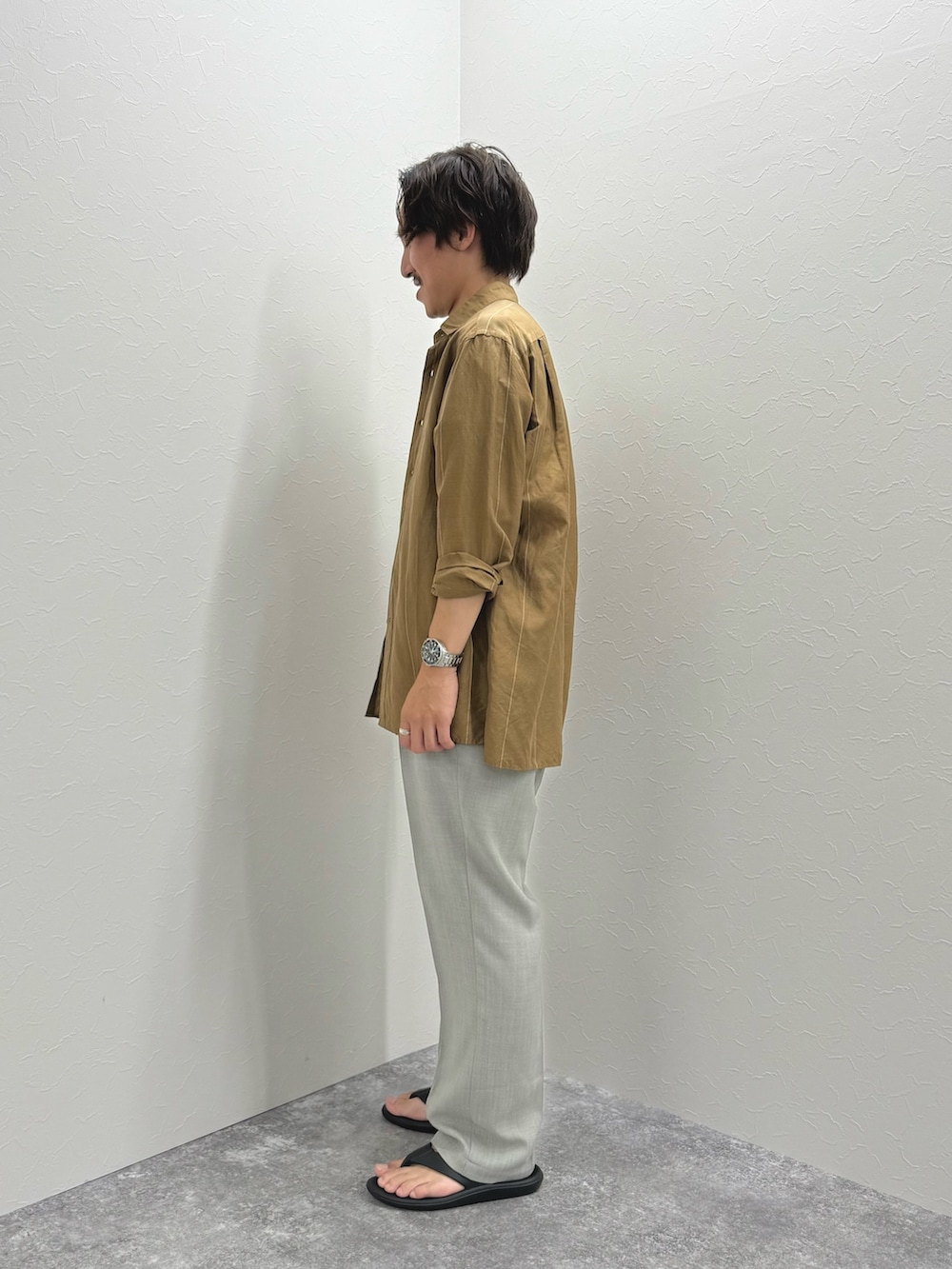 ブラック系のTシャツ/カットソー、ベージュ系のシャツ/ブラウス、グレー系のその他パンツを着用したメンズの夏コーディネートの5枚目の写真