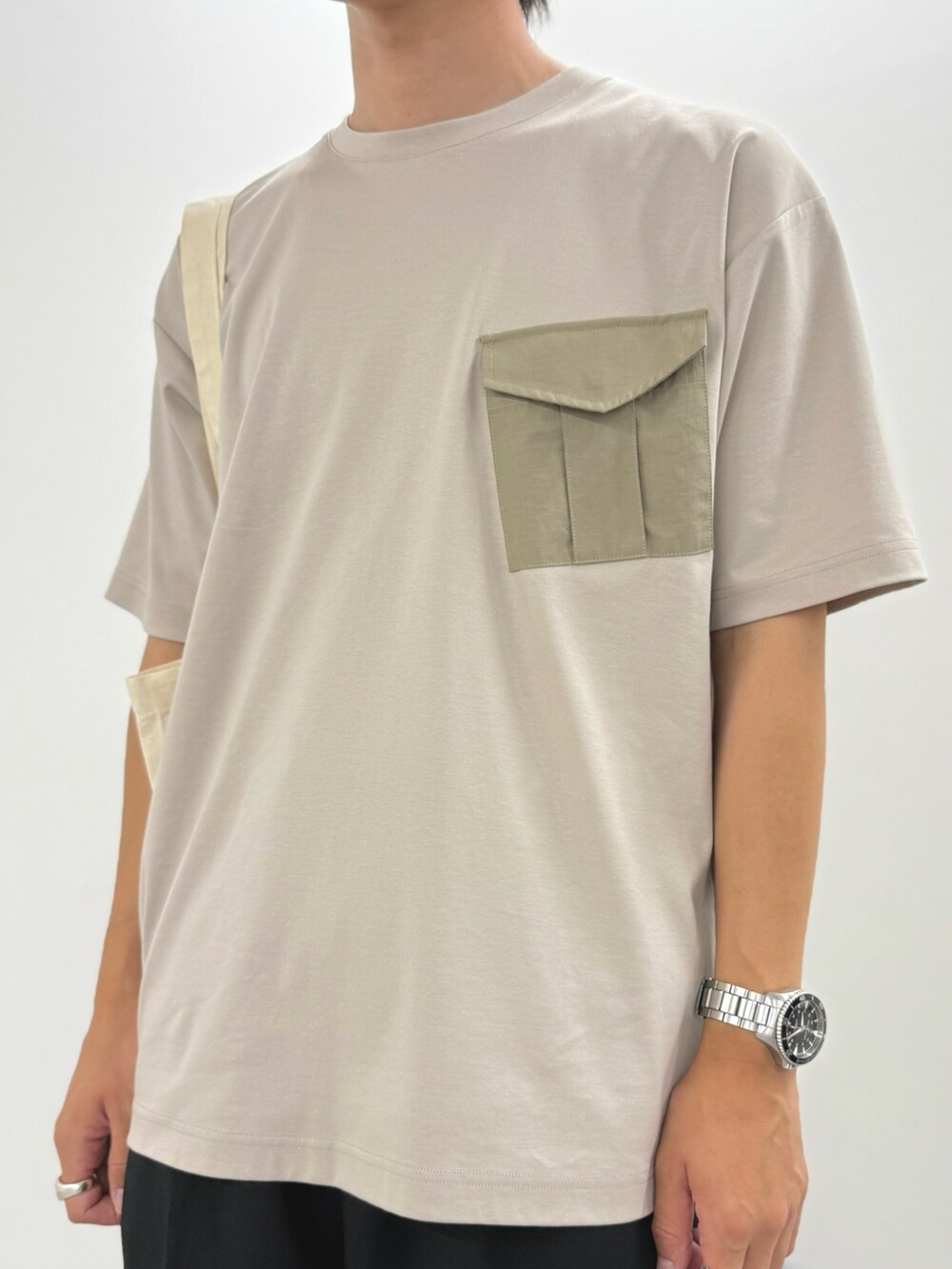 ベージュ系のTシャツ/カットソー、ホワイト系のトートバッグ、ブラック系のその他パンツを着用したメンズの夏コーディネートの6枚目の写真