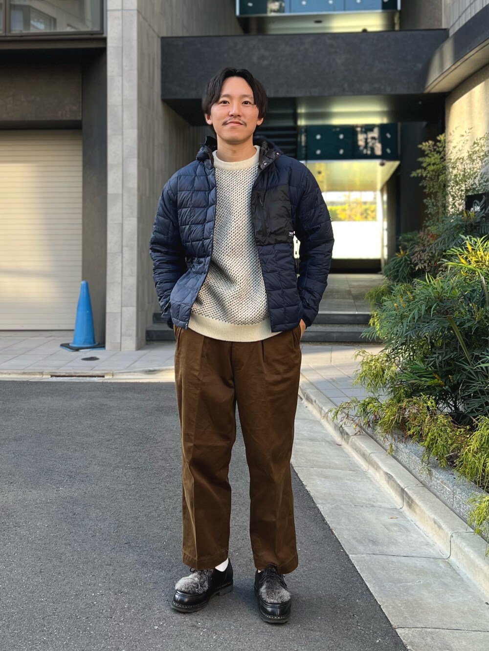ブルー系のダウンジャケット/コートを着用したメンズの冬コーディネートの6枚目の写真
