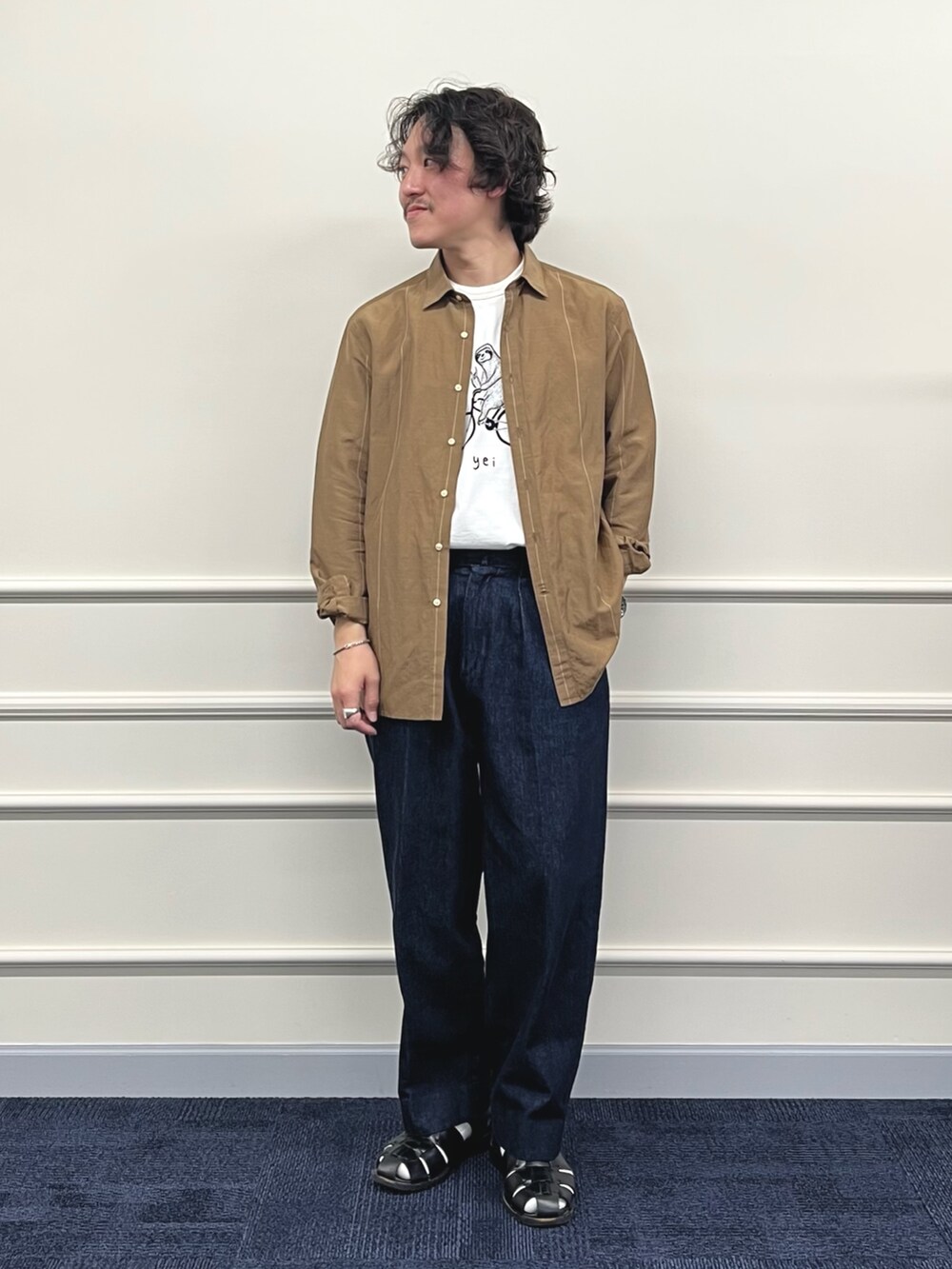 ホワイト系のTシャツ/カットソー、ベージュ系のシャツ/ブラウス、ブルー系のデニムパンツを着用したメンズの春コーディネートの5枚目の写真