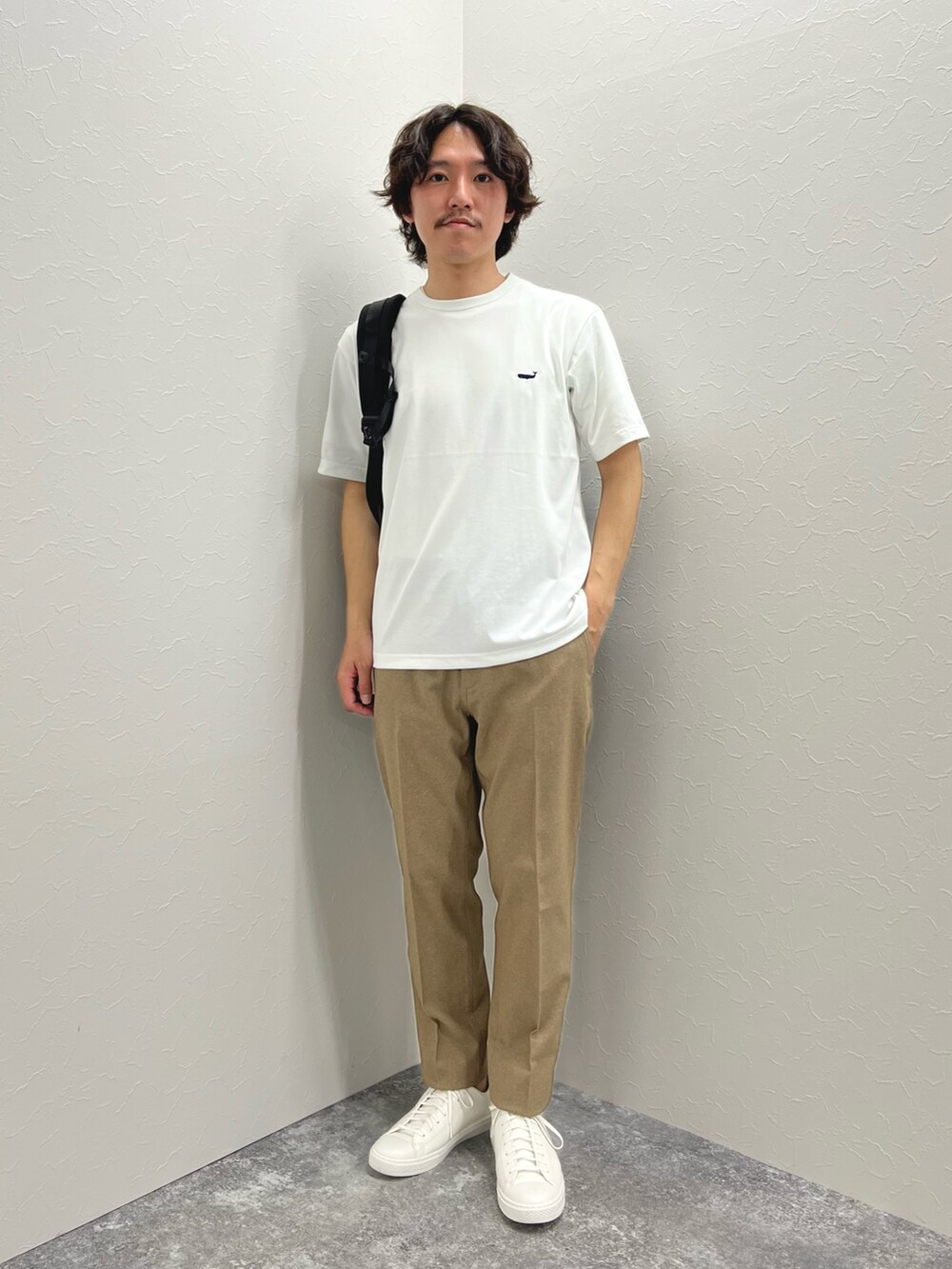 ホワイト系のTシャツ/カットソー、ベージュ系のその他パンツ、ホワイト系のスニーカーを着用したメンズの春コーディネートの4枚目の写真