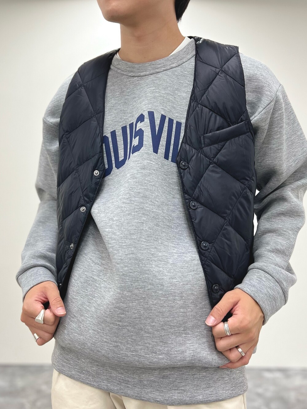 ブラック系のダウンベスト、グレー系のスウェットを着用したメンズの秋コーディネートの7枚目の写真