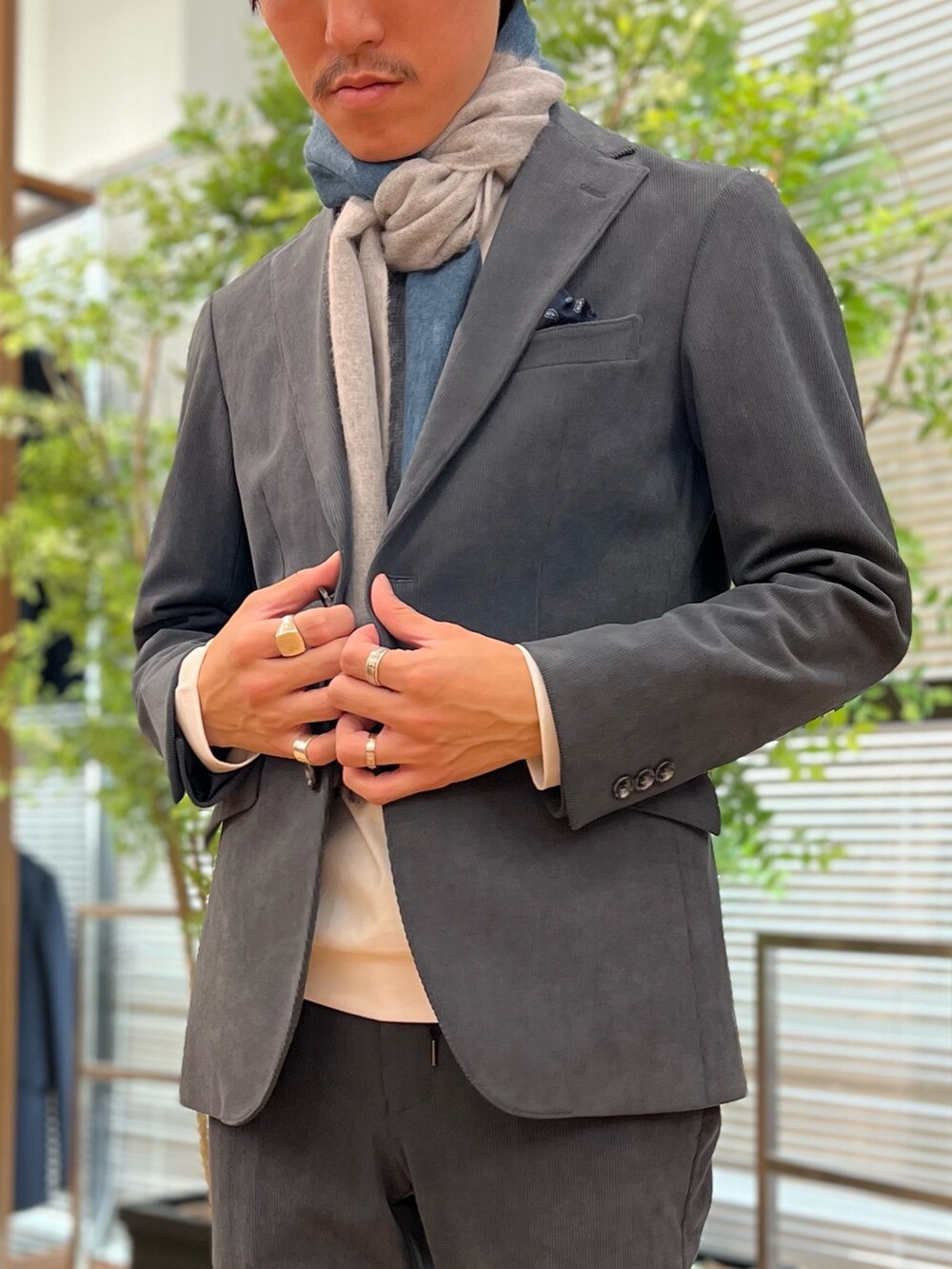 グレー系のその他パンツ、ホワイト系のTシャツ/カットソー、グレー系のテーラードジャケットを着用したメンズの秋コーディネートの5枚目の写真